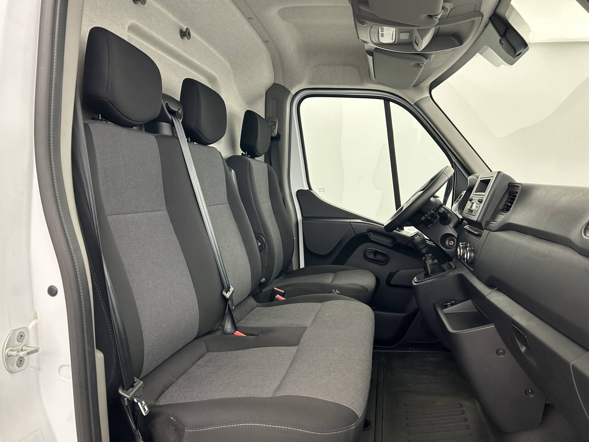 Vente en ligne Renault Master Fourgon MASTER FGN TRAC F3500 L2H2 BLUE DCI 135 au prix de 25 990 €