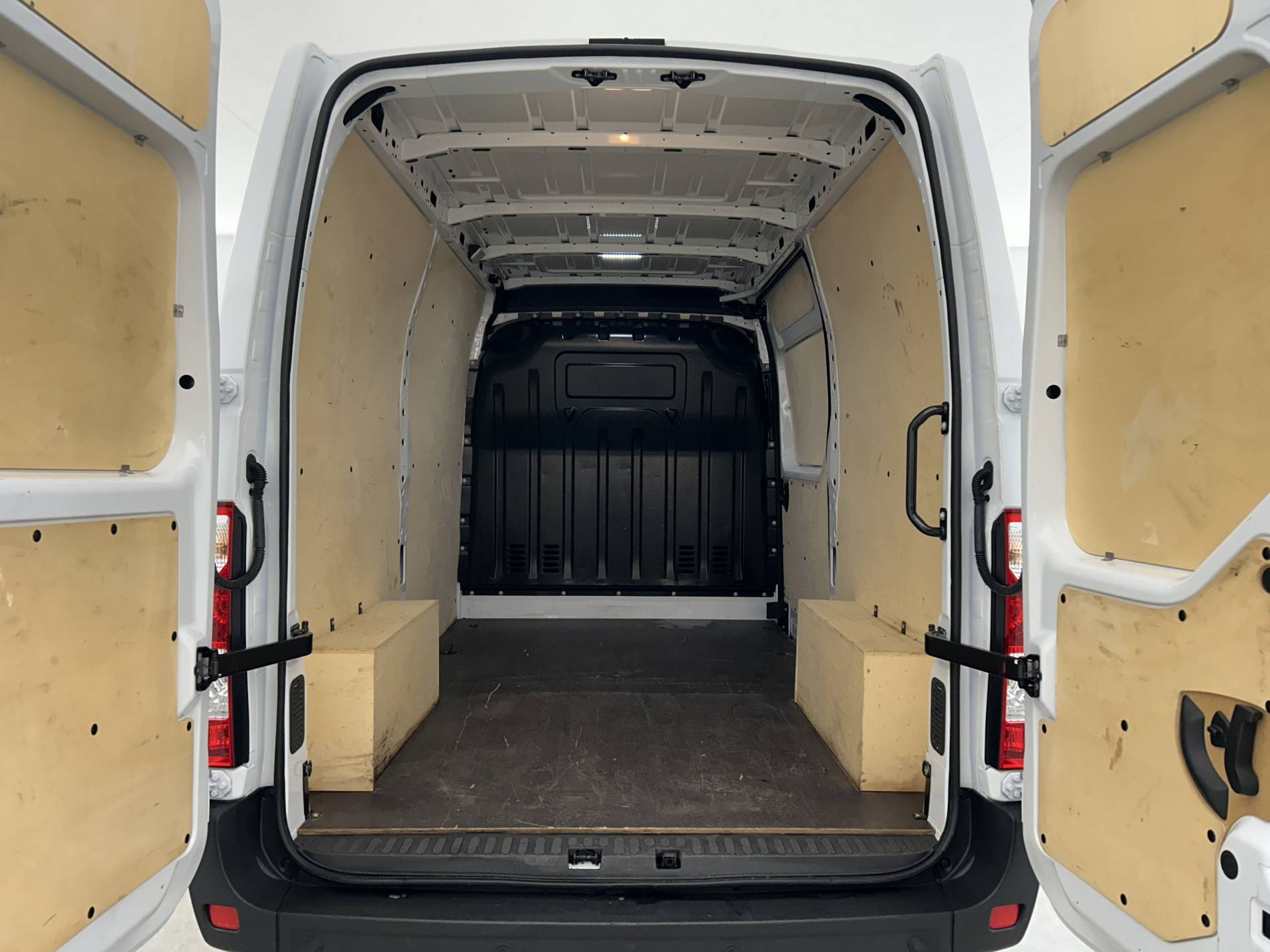 Vente en ligne Renault Master Fourgon MASTER FGN TRAC F3500 L2H2 BLUE DCI 135 au prix de 27 990 €