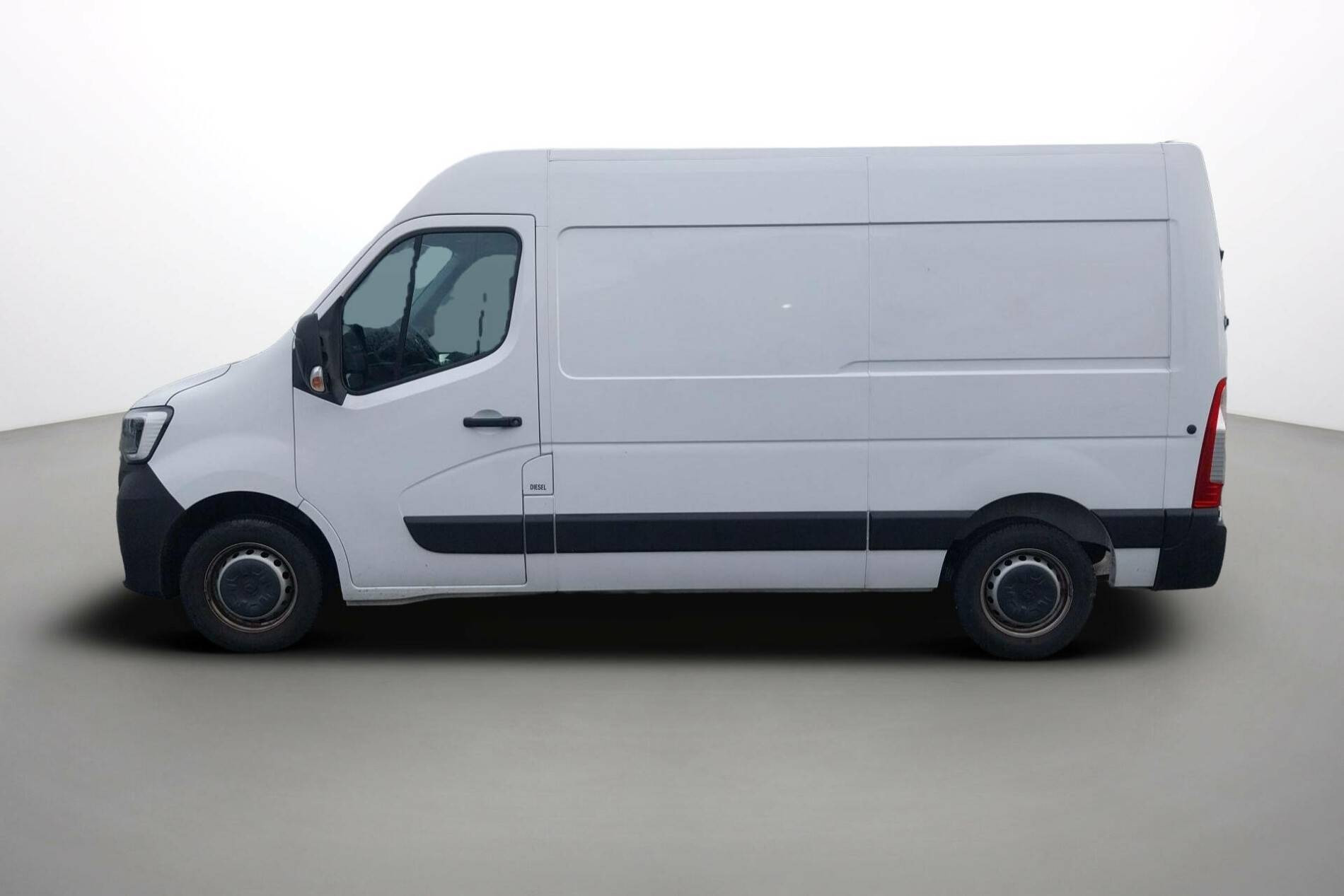 Vente en ligne Renault Master Fourgon MASTER FGN TRAC F3500 L2H2 BLUE DCI 135 au prix de 26 990 €