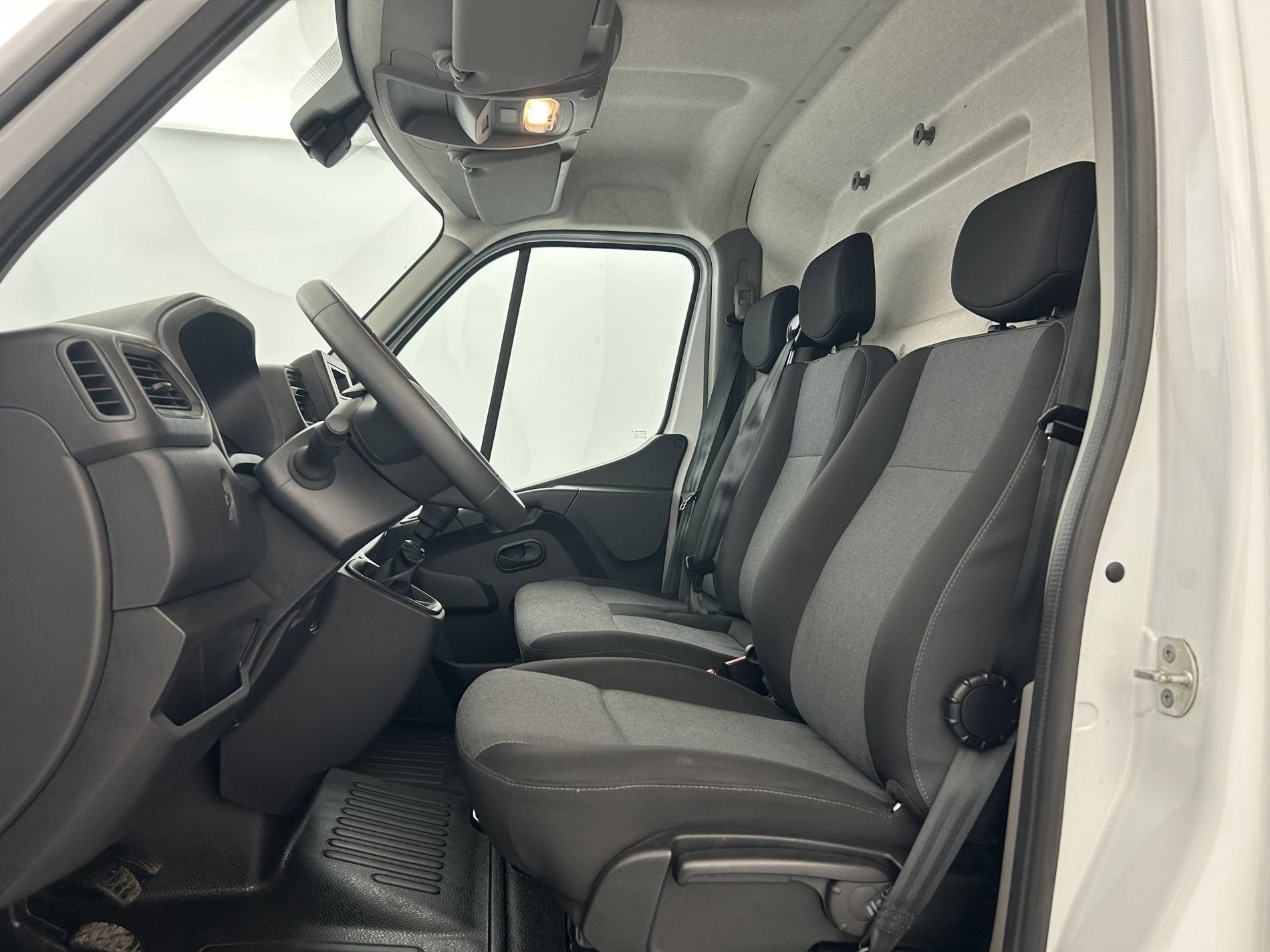 Vente en ligne Renault Master Fourgon MASTER FGN TRAC F3500 L2H2 BLUE DCI 135 au prix de 26 990 €