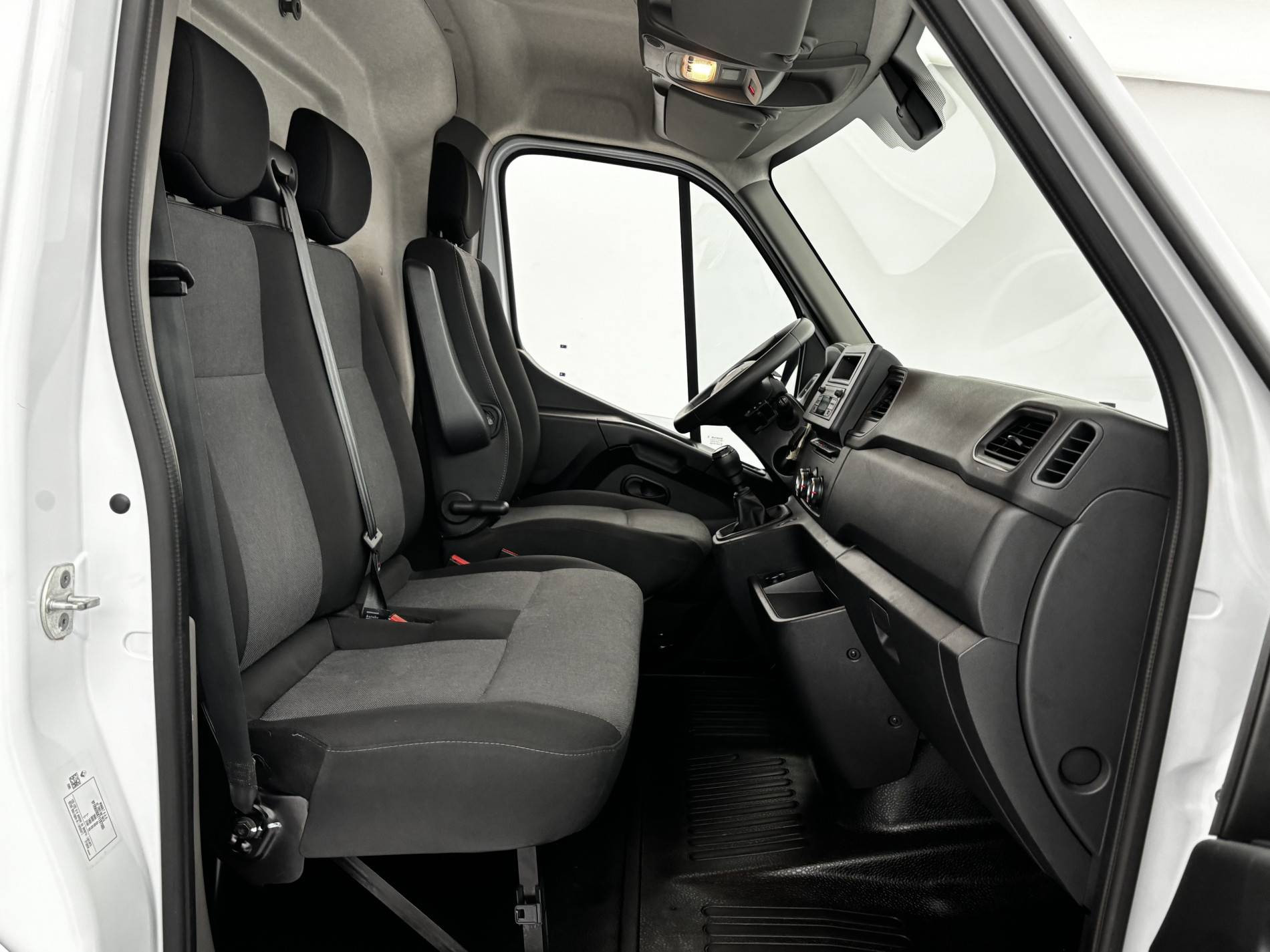 Vente en ligne Renault Master Fourgon MASTER FGN TRAC F3500 L2H2 BLUE DCI 135 au prix de 23 990 €