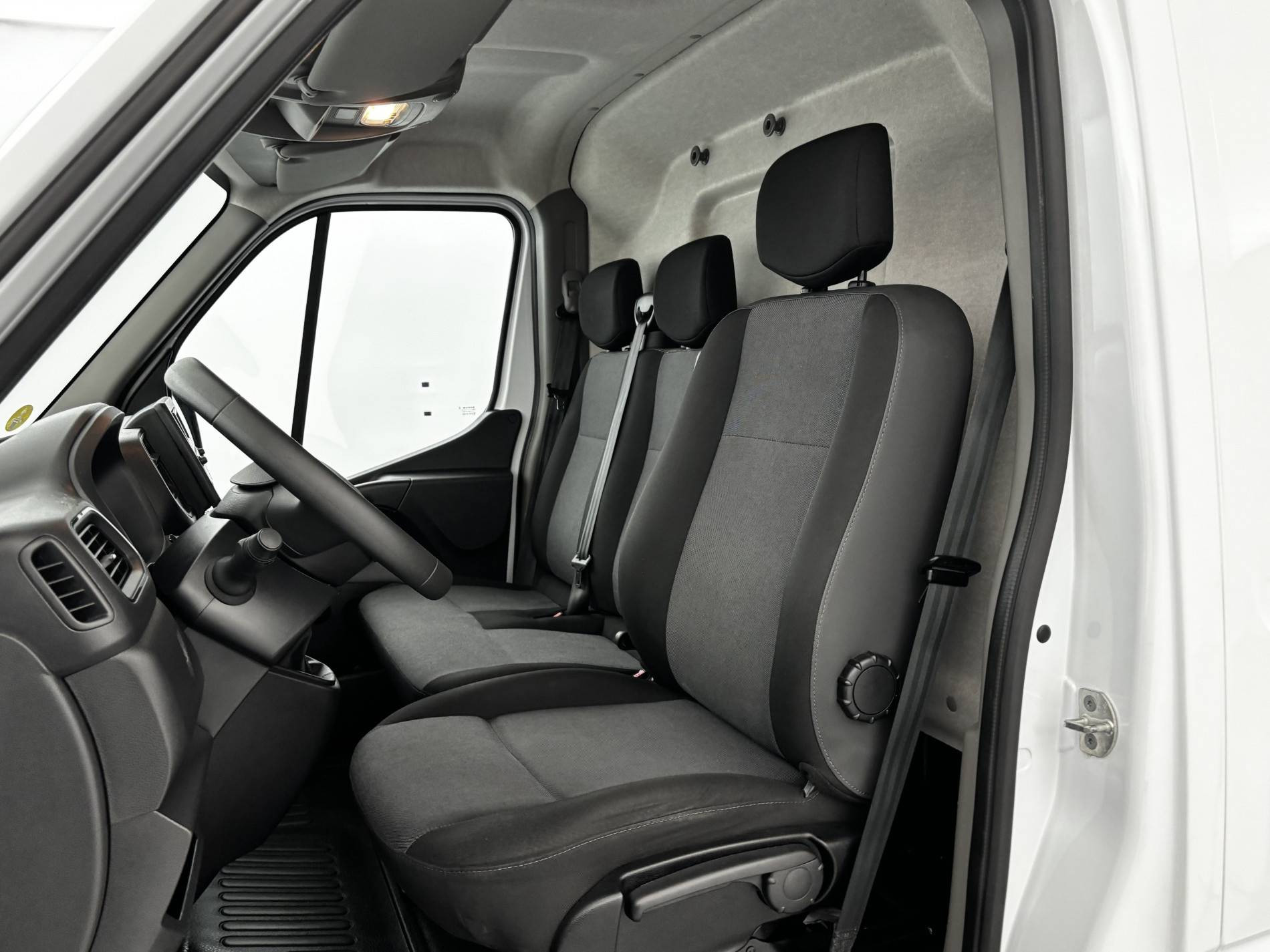 Vente en ligne Renault Master Fourgon MASTER FGN TRAC F3500 L2H2 BLUE DCI 135 au prix de 23 990 €