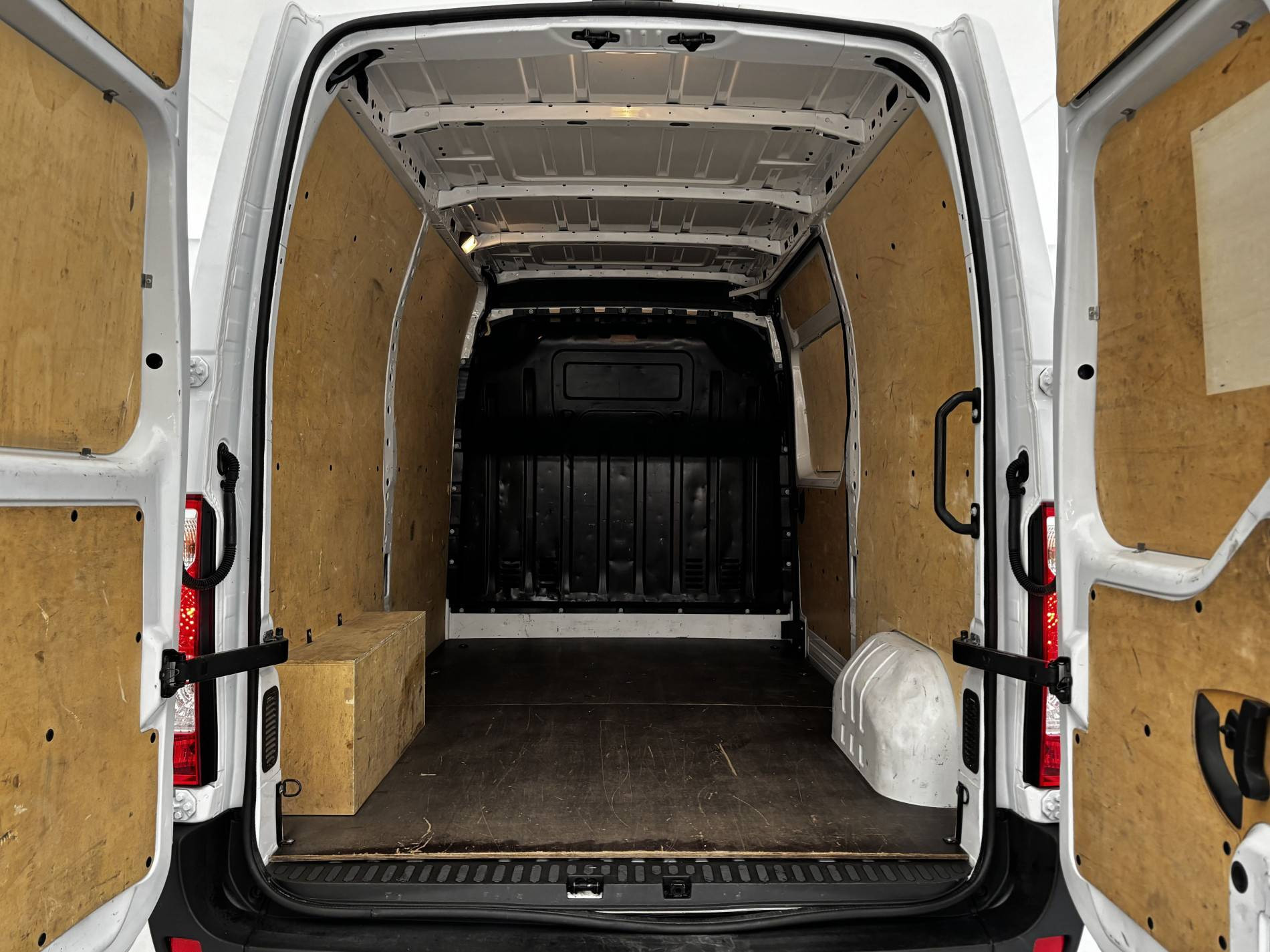 Vente en ligne Renault Master Fourgon MASTER FGN TRAC F3500 L2H2 BLUE DCI 135 au prix de 23 990 €
