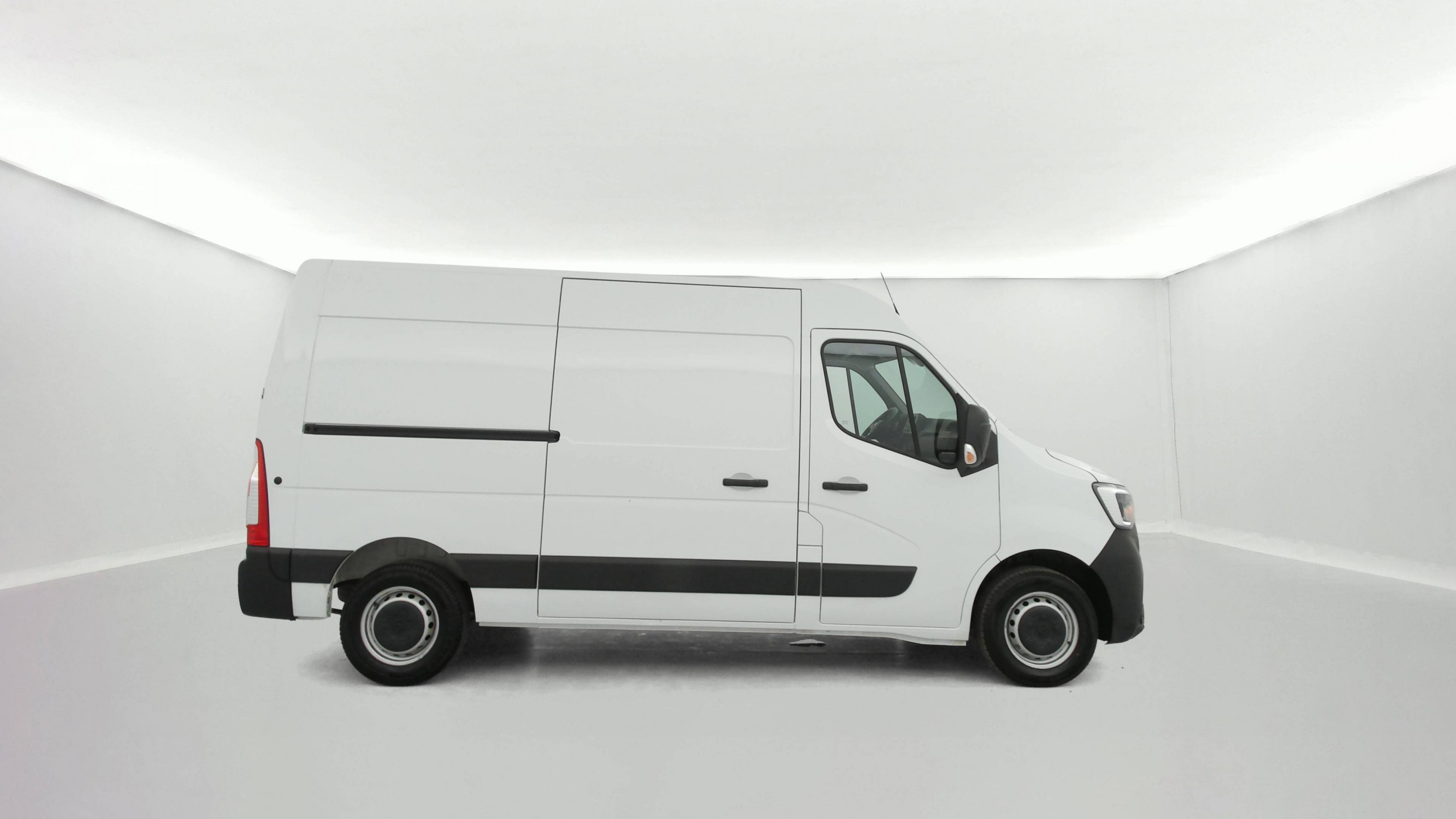 Vente en ligne Renault Master Fourgon MASTER FGN TRAC F3500 L2H2 BLUE DCI 135 au prix de 23 990 €