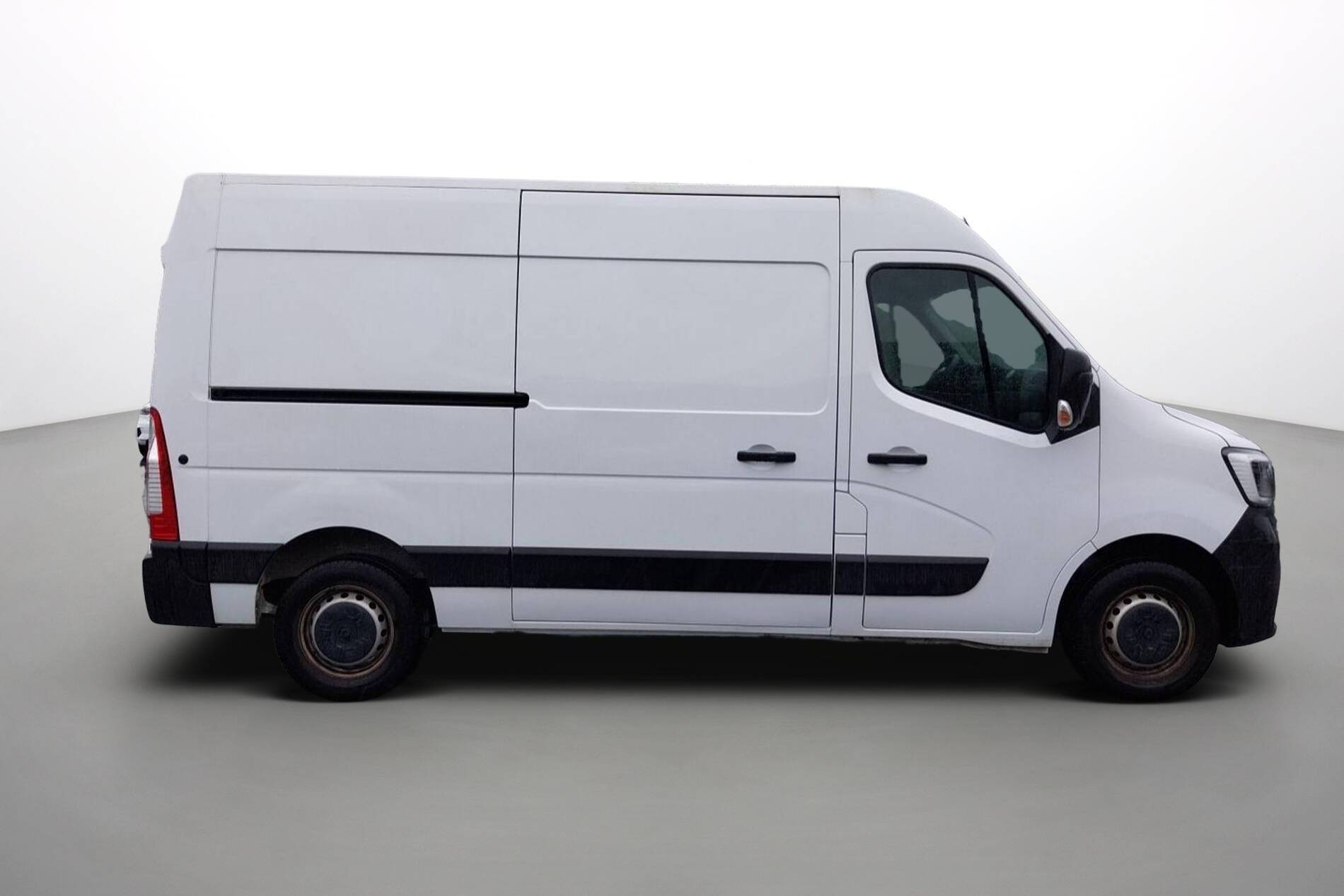 Vente en ligne Renault Master Fourgon MASTER FGN TRAC F3500 L2H2 BLUE DCI 135 au prix de 27 990 €