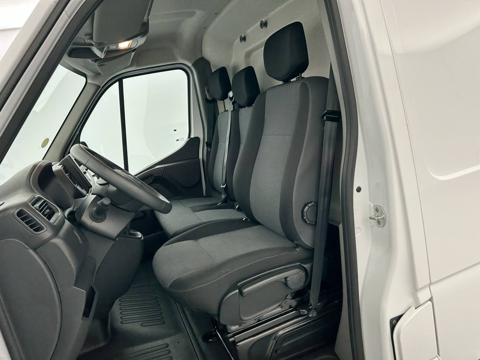 Vente en ligne Renault Master Fourgon MASTER FGN TRAC F3500 L2H2 BLUE DCI 135 au prix de 26 790 €