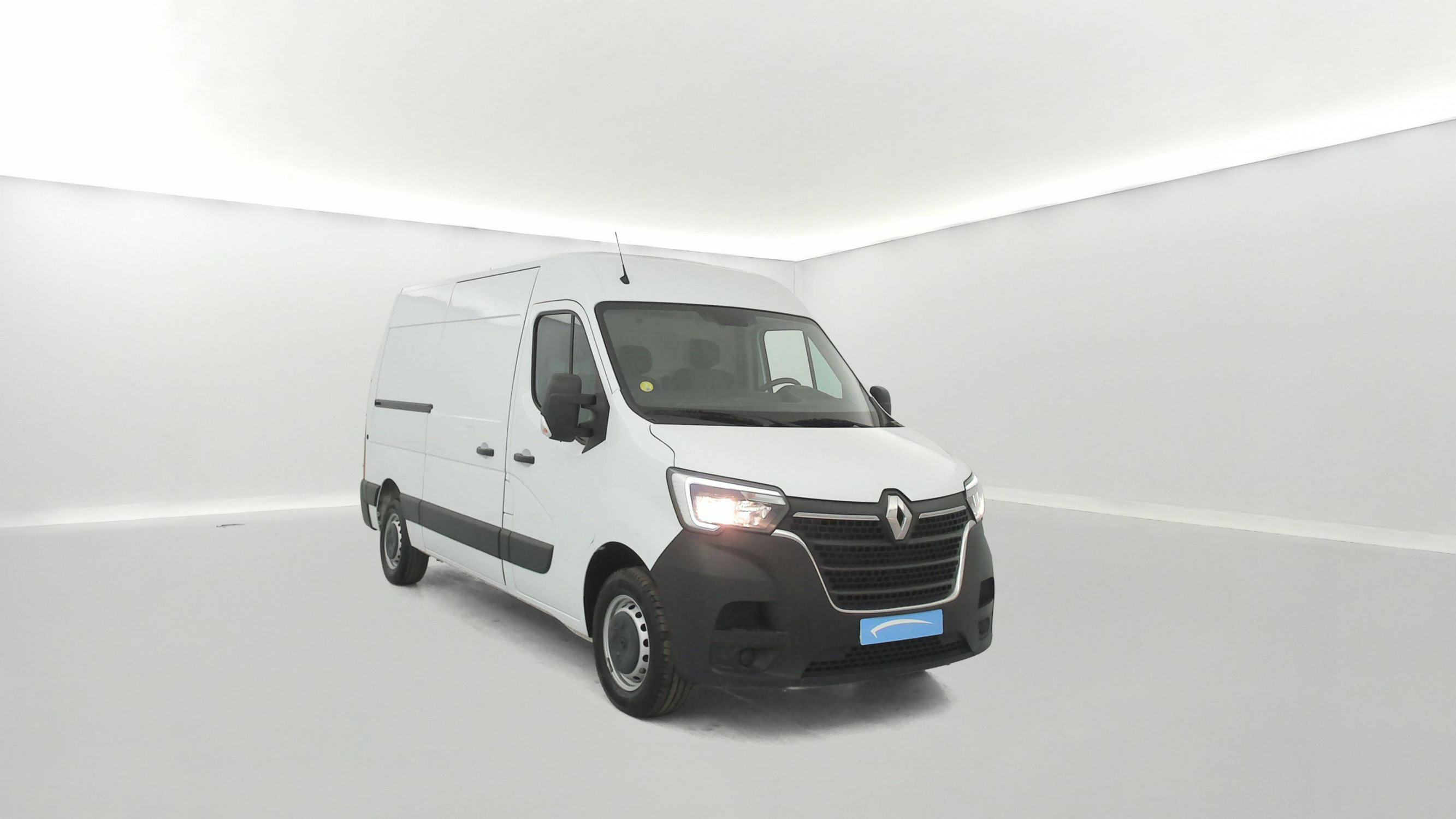 Vente en ligne Renault Master Fourgon MASTER FGN TRAC F3300 L2H2 BLUE DCI 135 au prix de 23 990 €