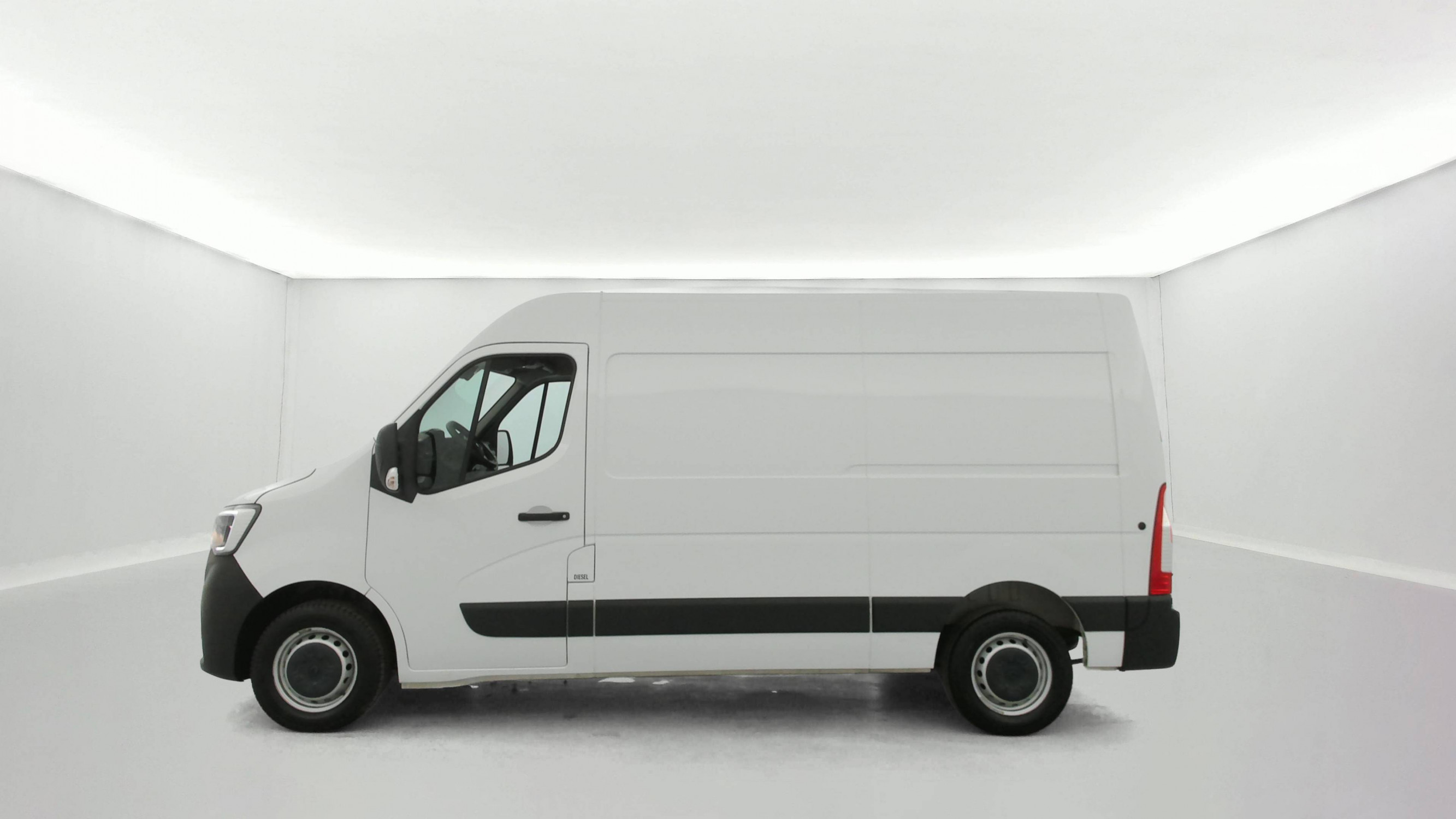 Vente en ligne Renault Master Fourgon MASTER FGN TRAC F3300 L2H2 BLUE DCI 135 au prix de 23 990 €