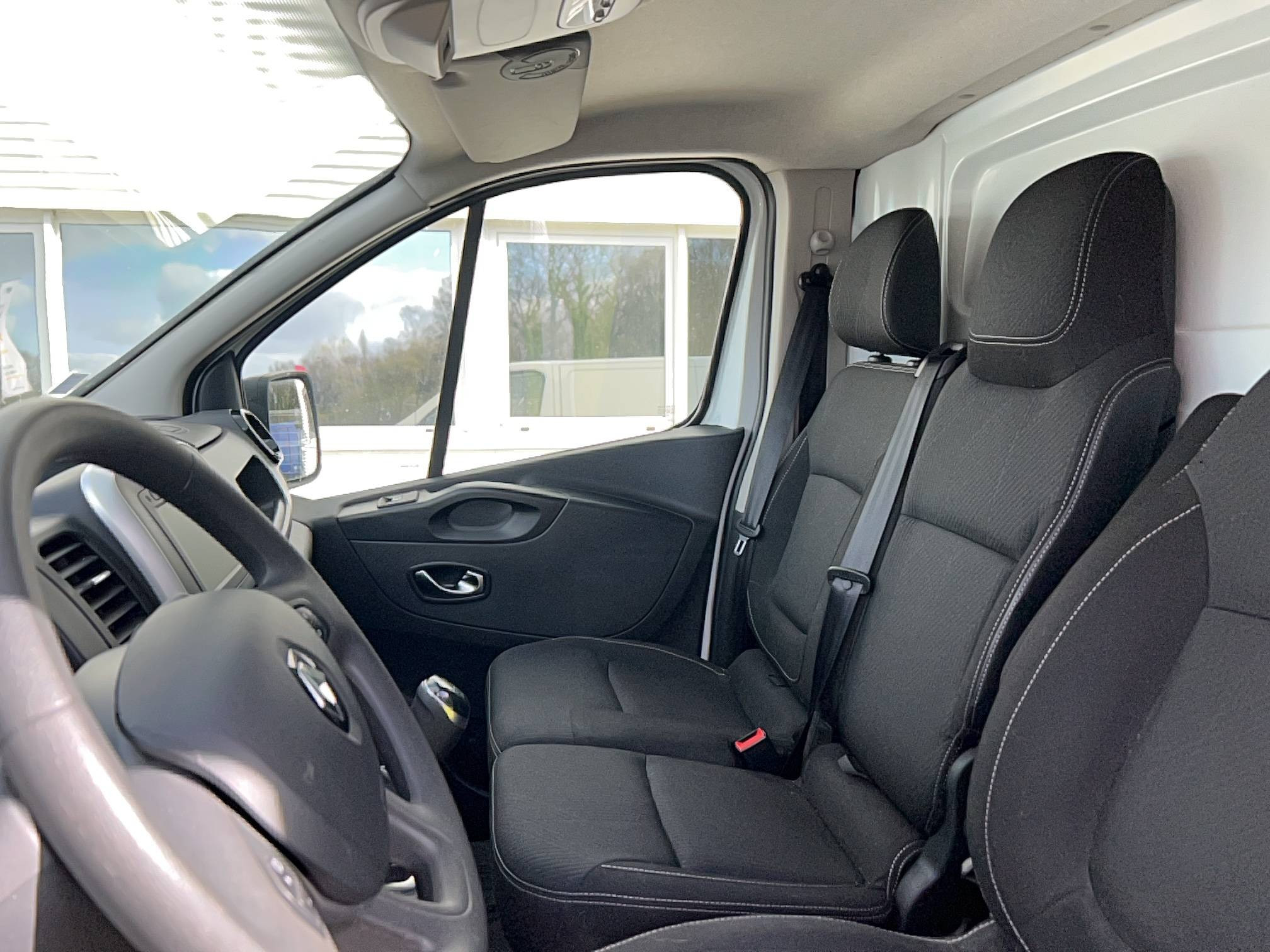 Vente en ligne Renault Trafic 3 Fourgon TRAFIC FGN L2H1 1300 KG DCI 120 au prix de 20 990 €