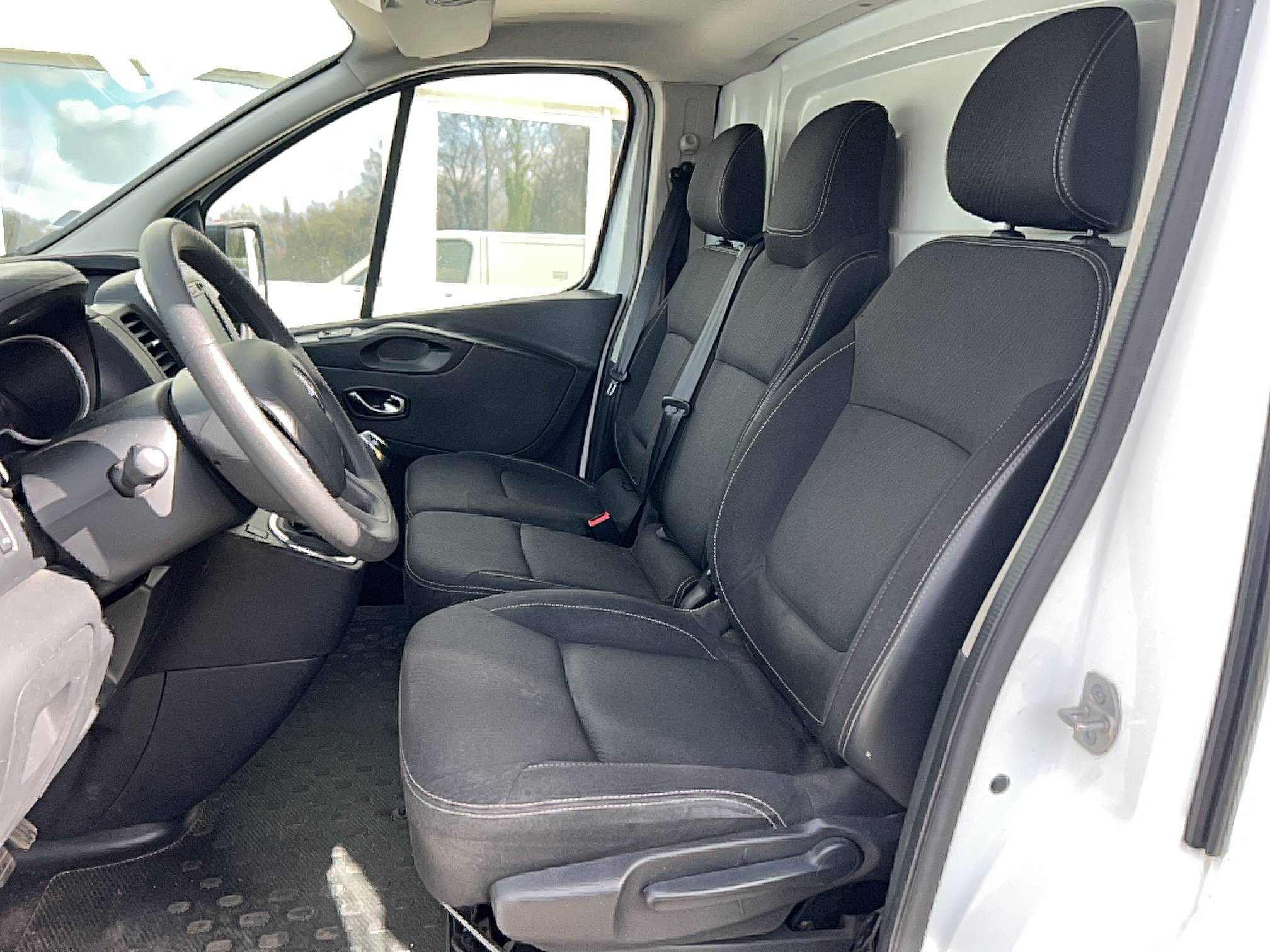 Vente en ligne Renault Trafic 3 Fourgon TRAFIC FGN L2H1 1300 KG DCI 120 au prix de 20 990 €