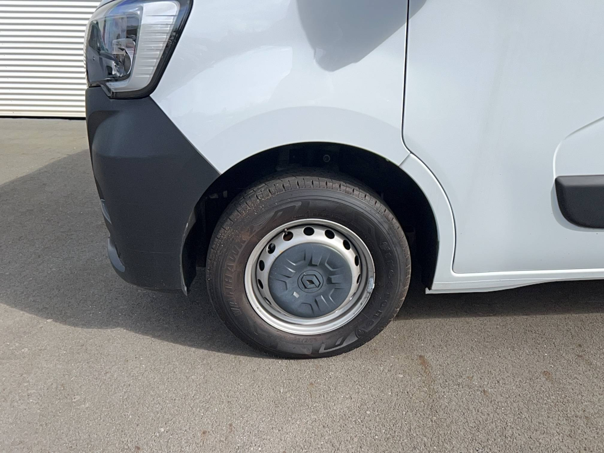 Vente en ligne Renault Master Fourgon MASTER FGN TRAC F3500 L2H2 BLUE DCI 135 au prix de 23 590 €