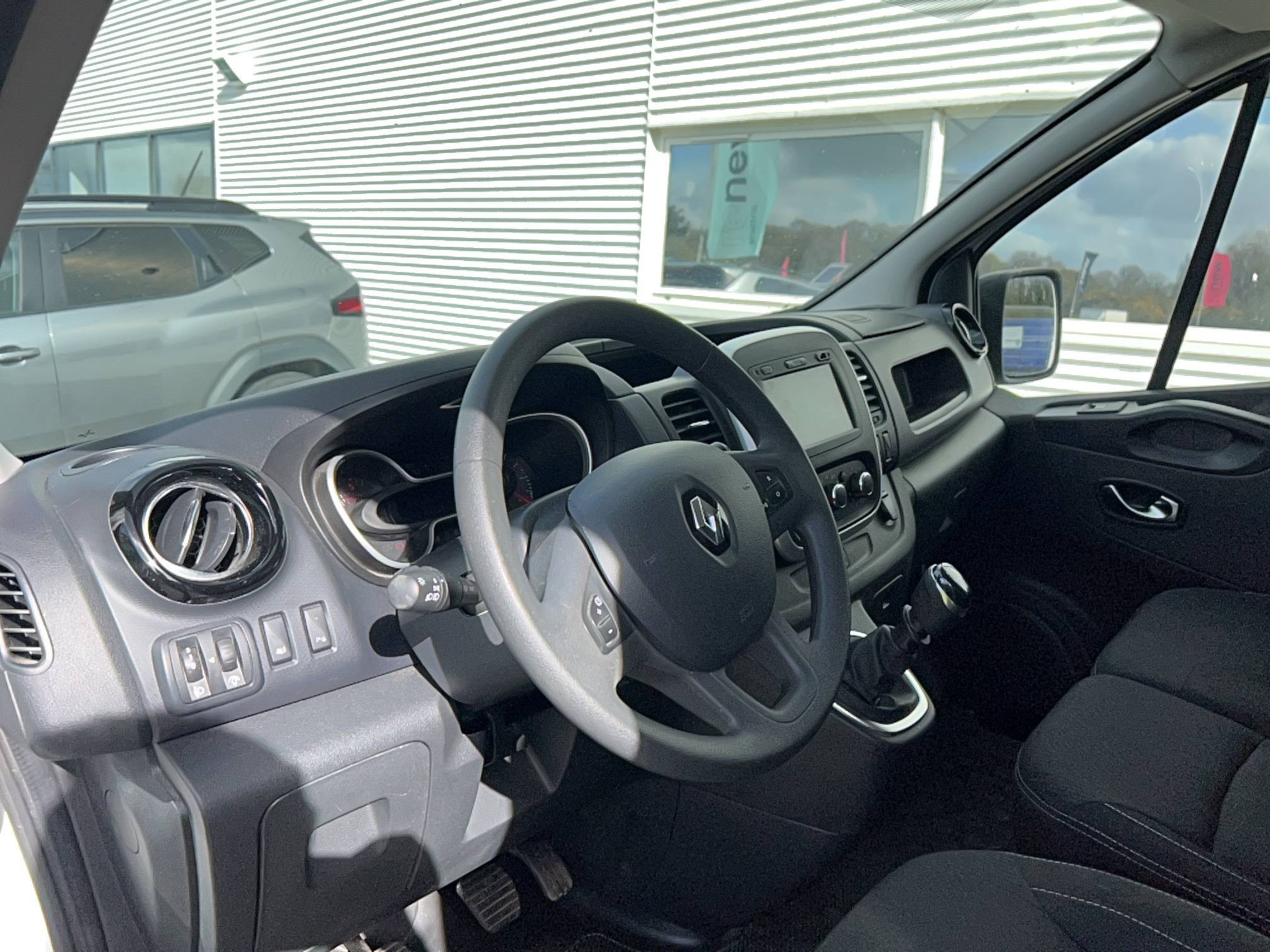 Vente en ligne Renault Trafic 3 Fourgon TRAFIC FGN L2H1 1300 KG DCI 120 au prix de 20 990 €