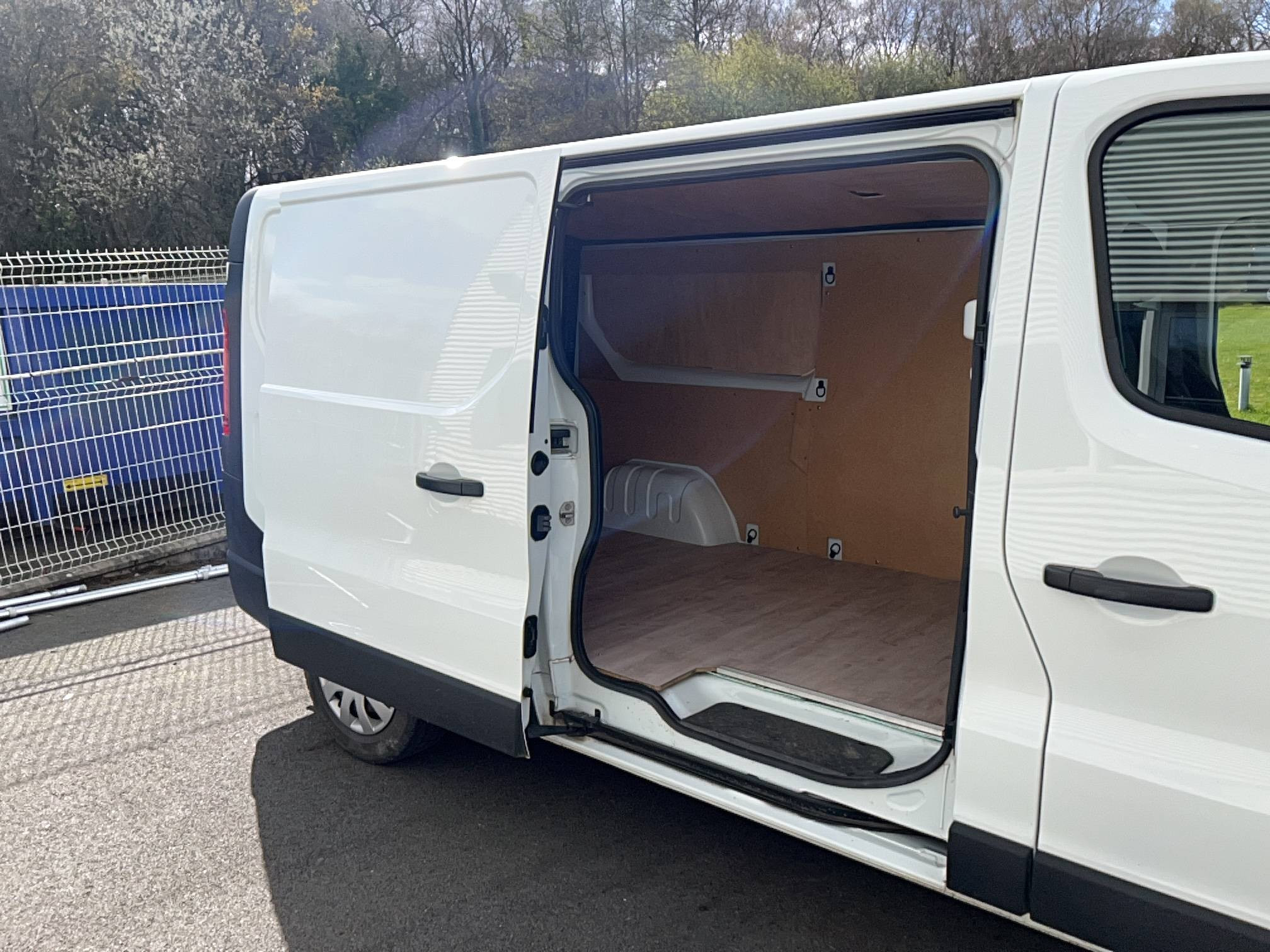 Vente en ligne Renault Trafic 3 Fourgon TRAFIC FGN L2H1 1300 KG DCI 120 au prix de 20 990 €