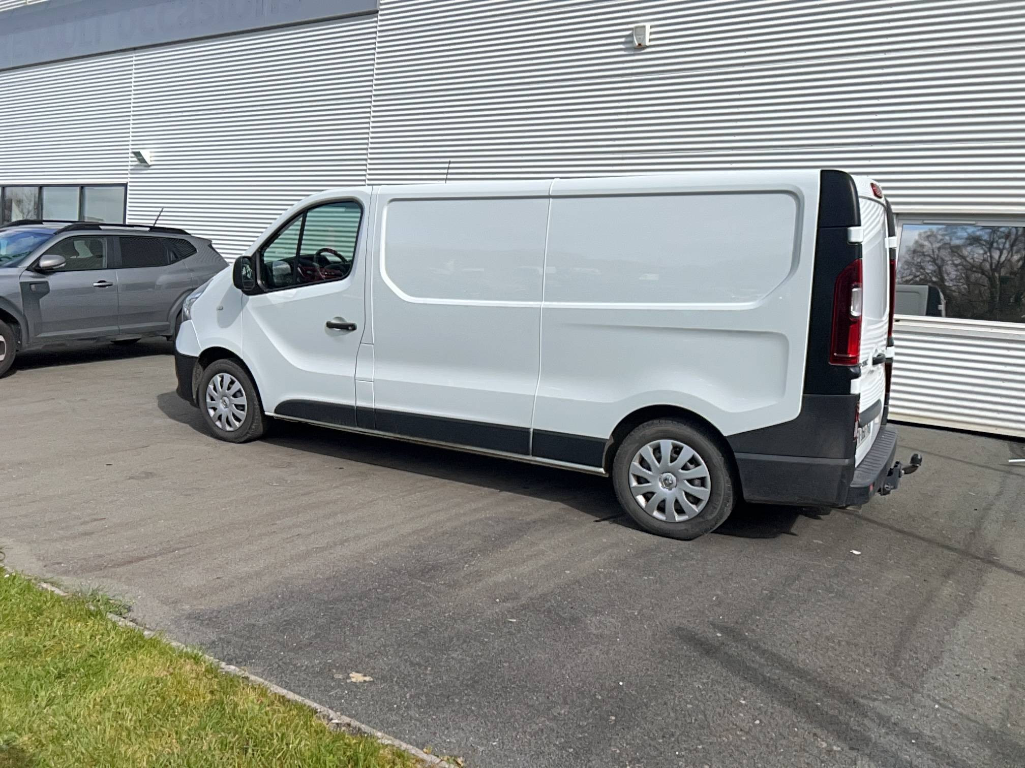 Vente en ligne Renault Trafic 3 Fourgon TRAFIC FGN L2H1 1300 KG DCI 120 au prix de 20 990 €