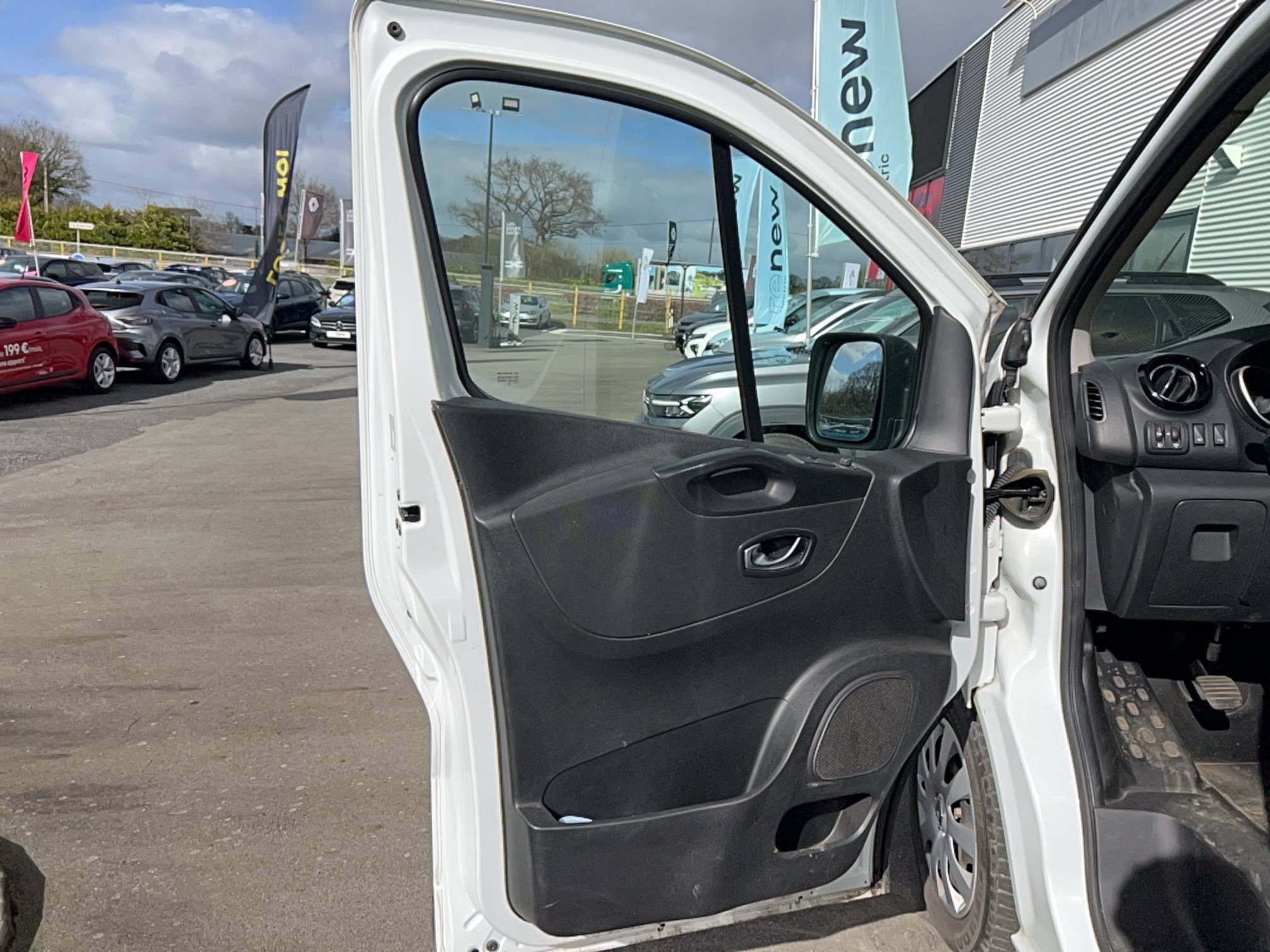 Vente en ligne Renault Trafic 3 Fourgon TRAFIC FGN L2H1 1300 KG DCI 120 au prix de 20 990 €