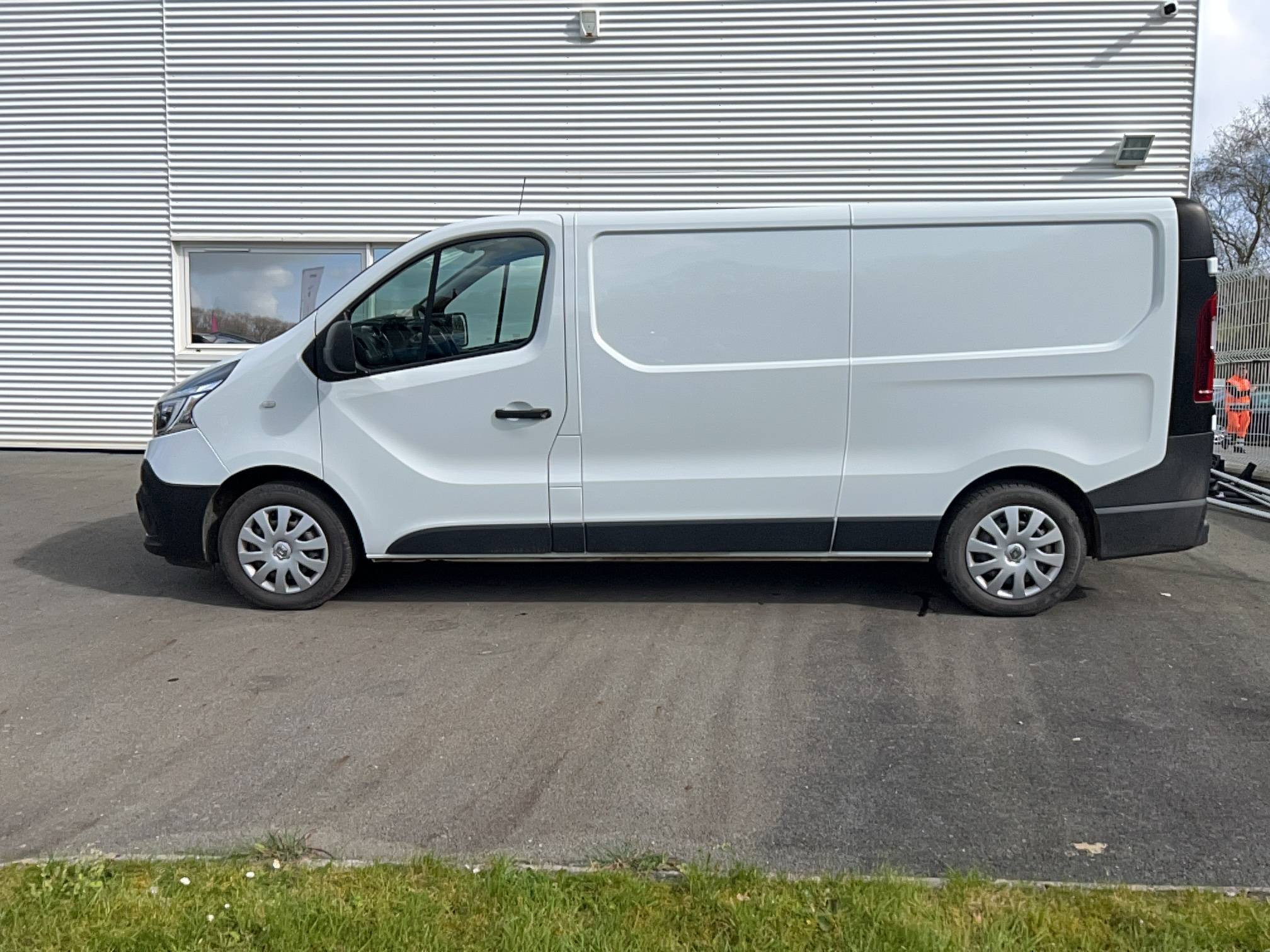 Vente en ligne Renault Trafic 3 Fourgon TRAFIC FGN L2H1 1300 KG DCI 120 au prix de 20 990 €