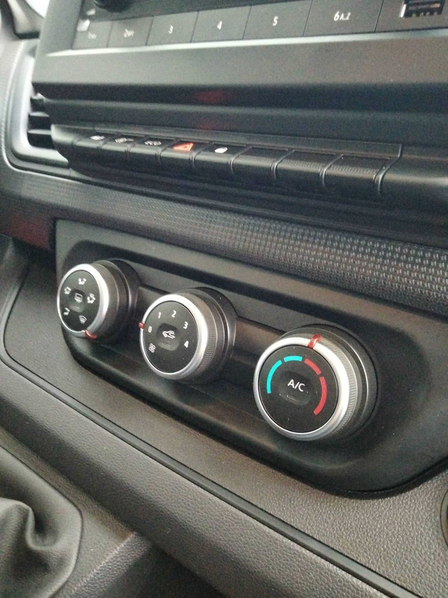 Vente en ligne Renault Trafic 3 Fourgon TRAFIC FGN L1H1 3T BLUE DCI 130 GSR2 au prix de 25 990 €