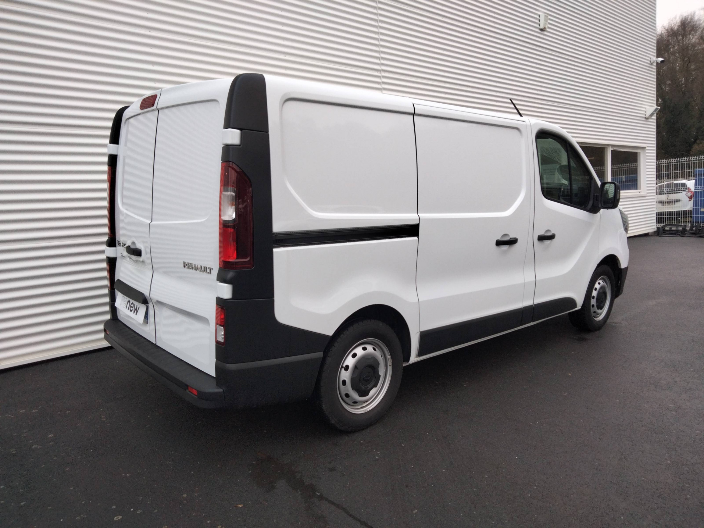 Vente en ligne Renault Trafic 3 Fourgon TRAFIC FGN L1H1 3T BLUE DCI 130 GSR2 au prix de 25 990 €