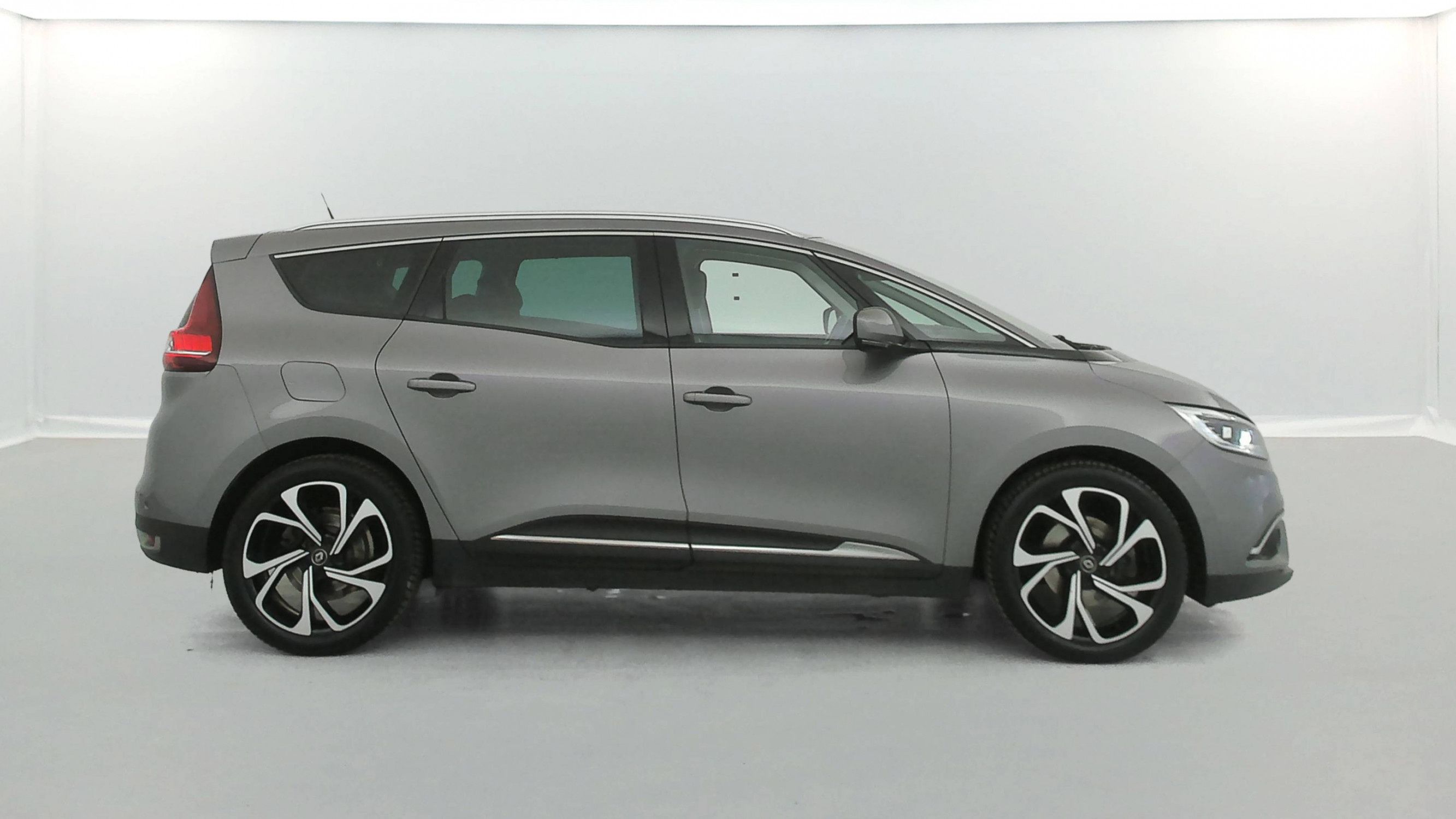 Vente en ligne Renault Grand Scenic 4 Grand Scenic TCe 160 FAP EDC au prix de 17 390 €