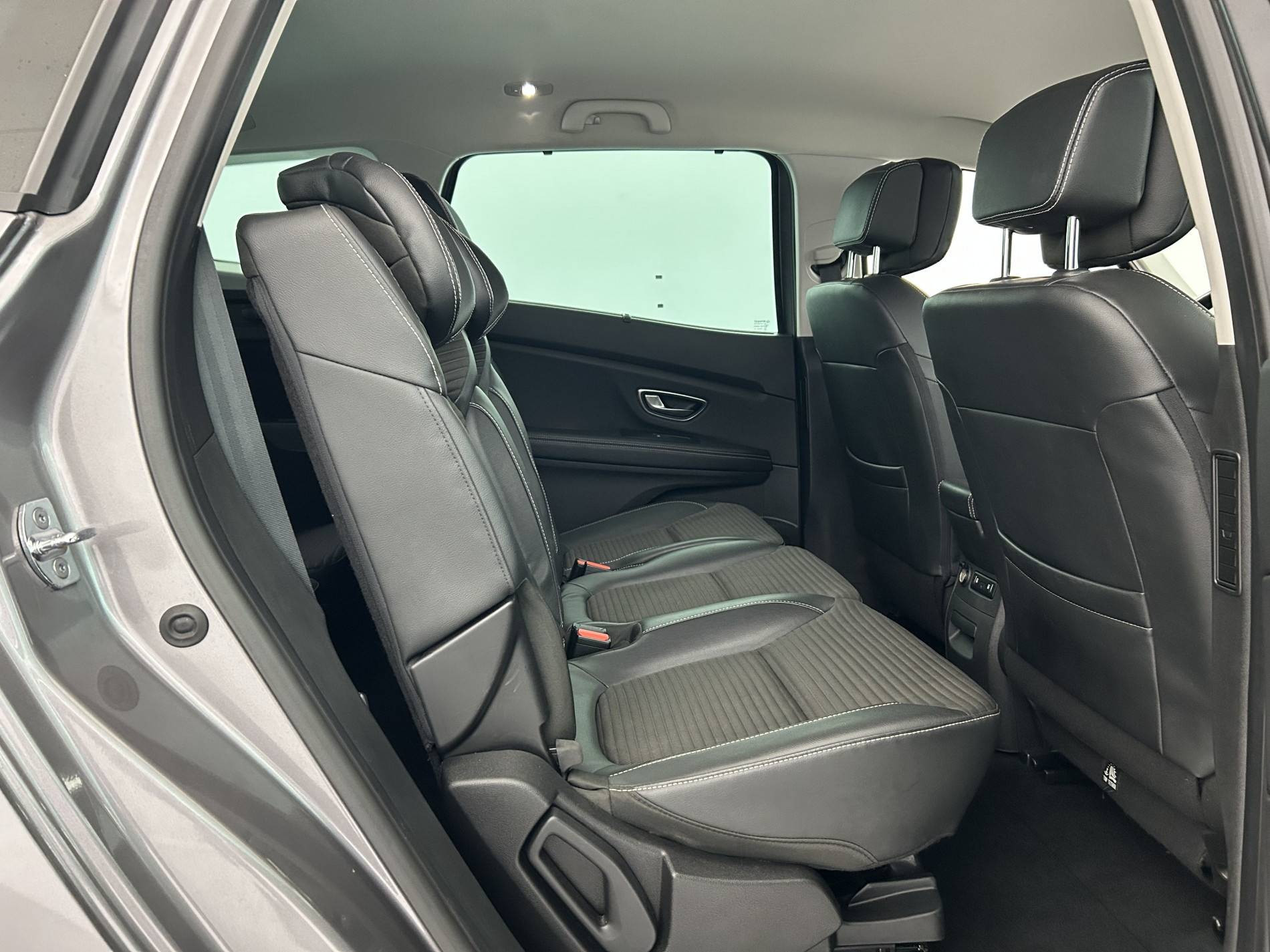 Vente en ligne Renault Grand Scenic 4 Grand Scenic TCe 160 FAP EDC au prix de 17 390 €