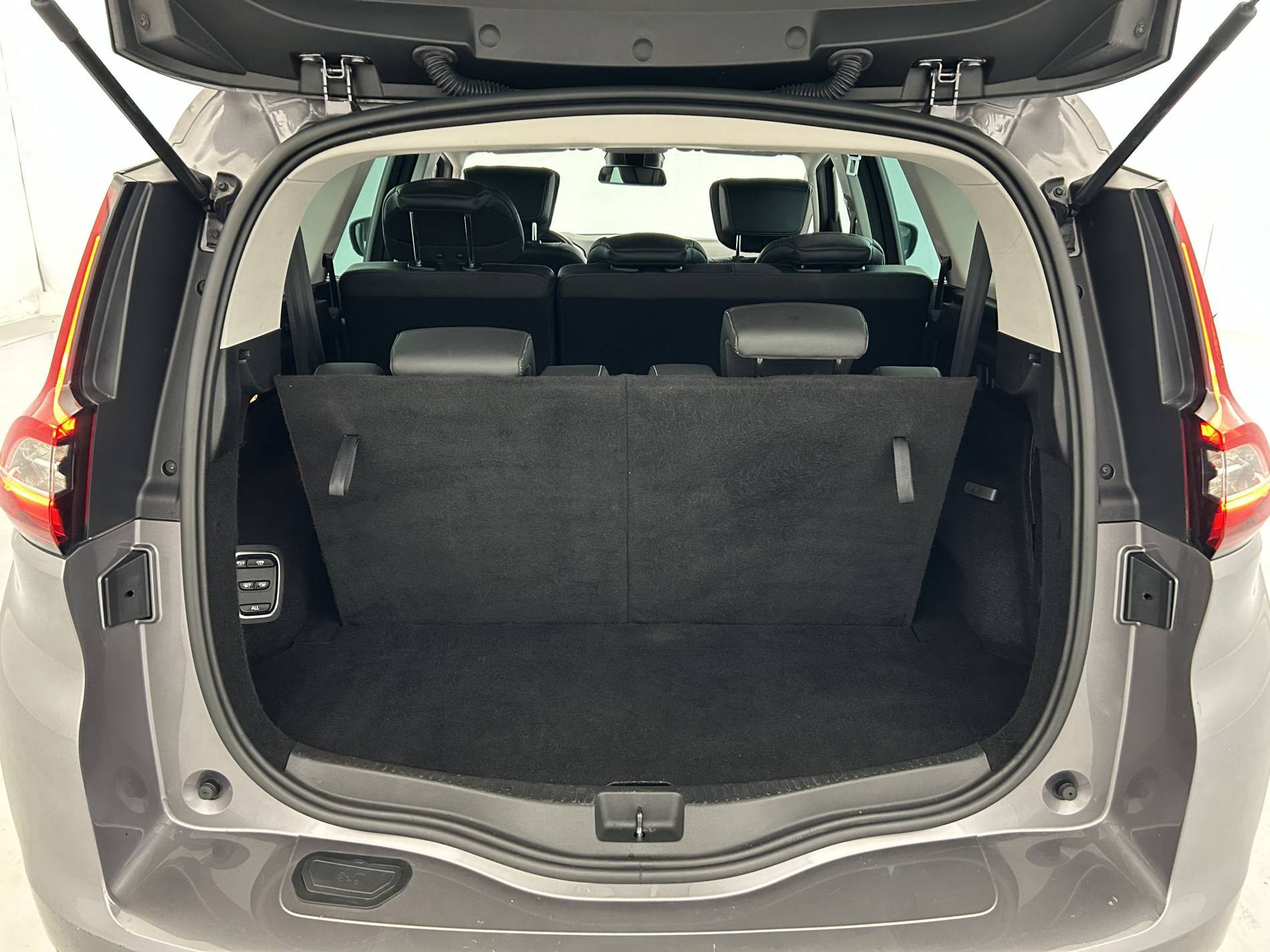 Vente en ligne Renault Grand Scenic 4 Grand Scenic TCe 160 FAP EDC au prix de 17 390 €