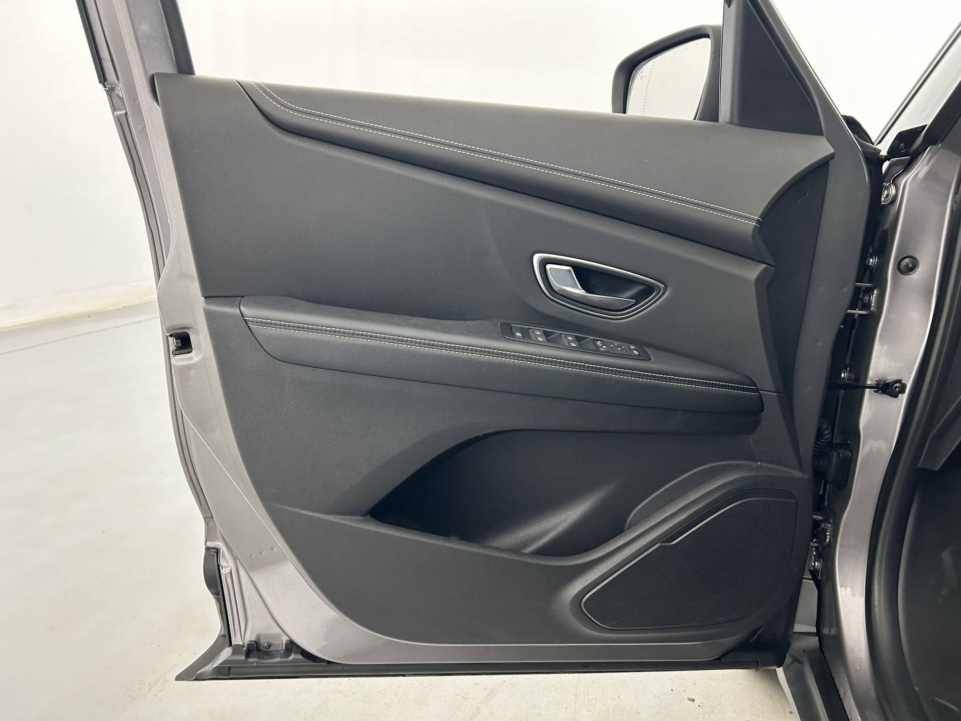 Vente en ligne Renault Grand Scenic 4 Grand Scenic TCe 160 FAP EDC au prix de 17 390 €