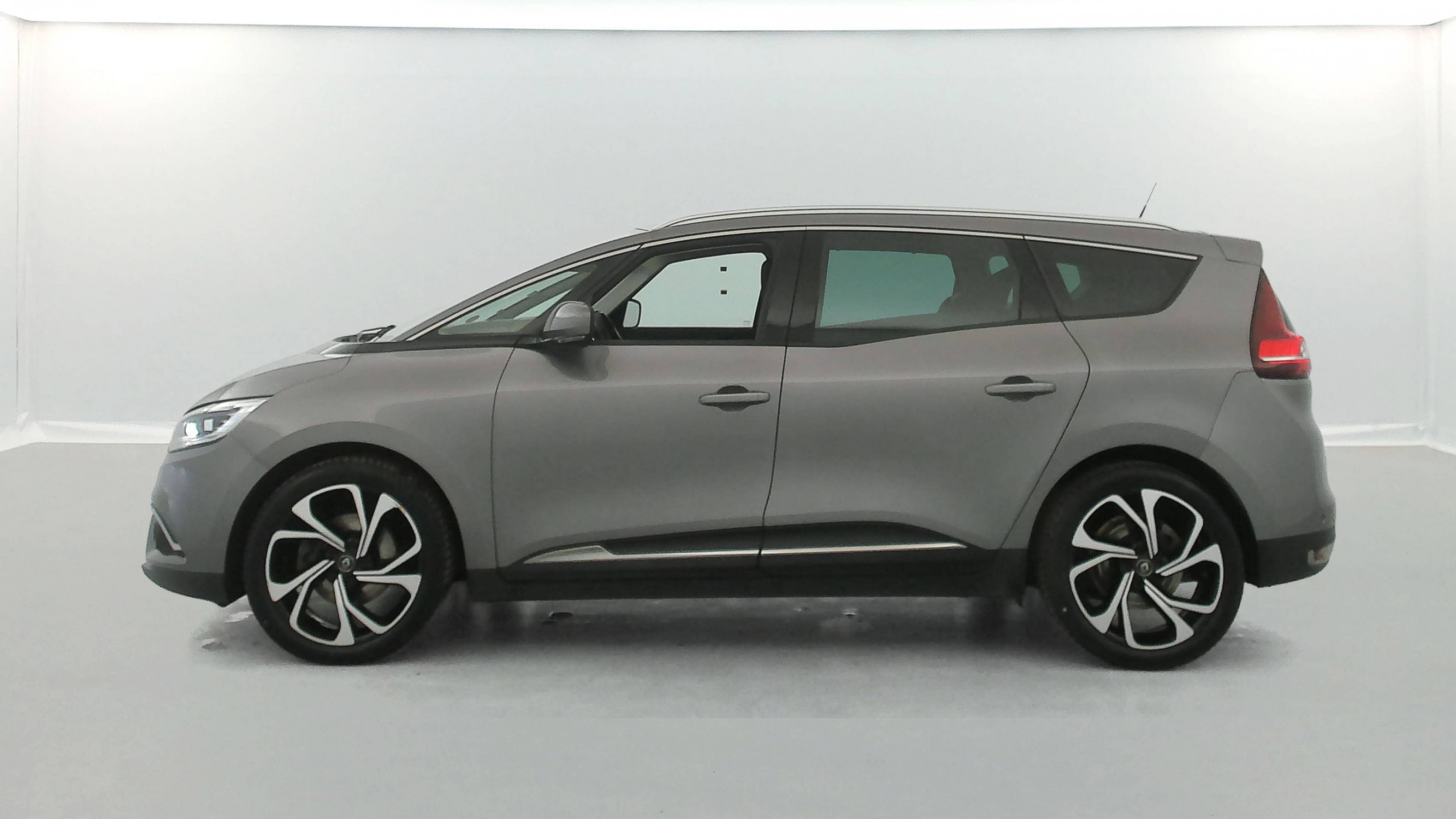 Vente en ligne Renault Grand Scenic 4 Grand Scenic TCe 160 FAP EDC au prix de 17 390 €
