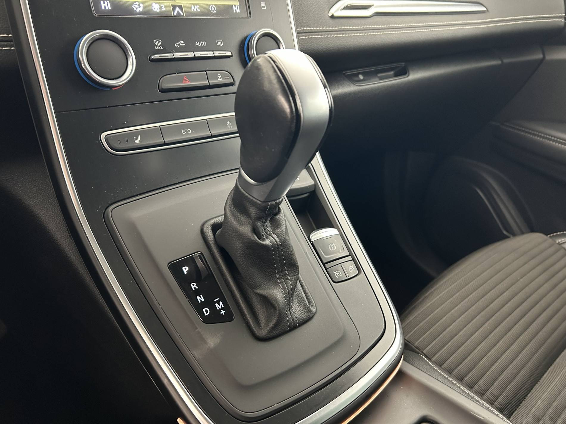 Vente en ligne Renault Grand Scenic 4 Grand Scenic TCe 160 FAP EDC au prix de 17 390 €