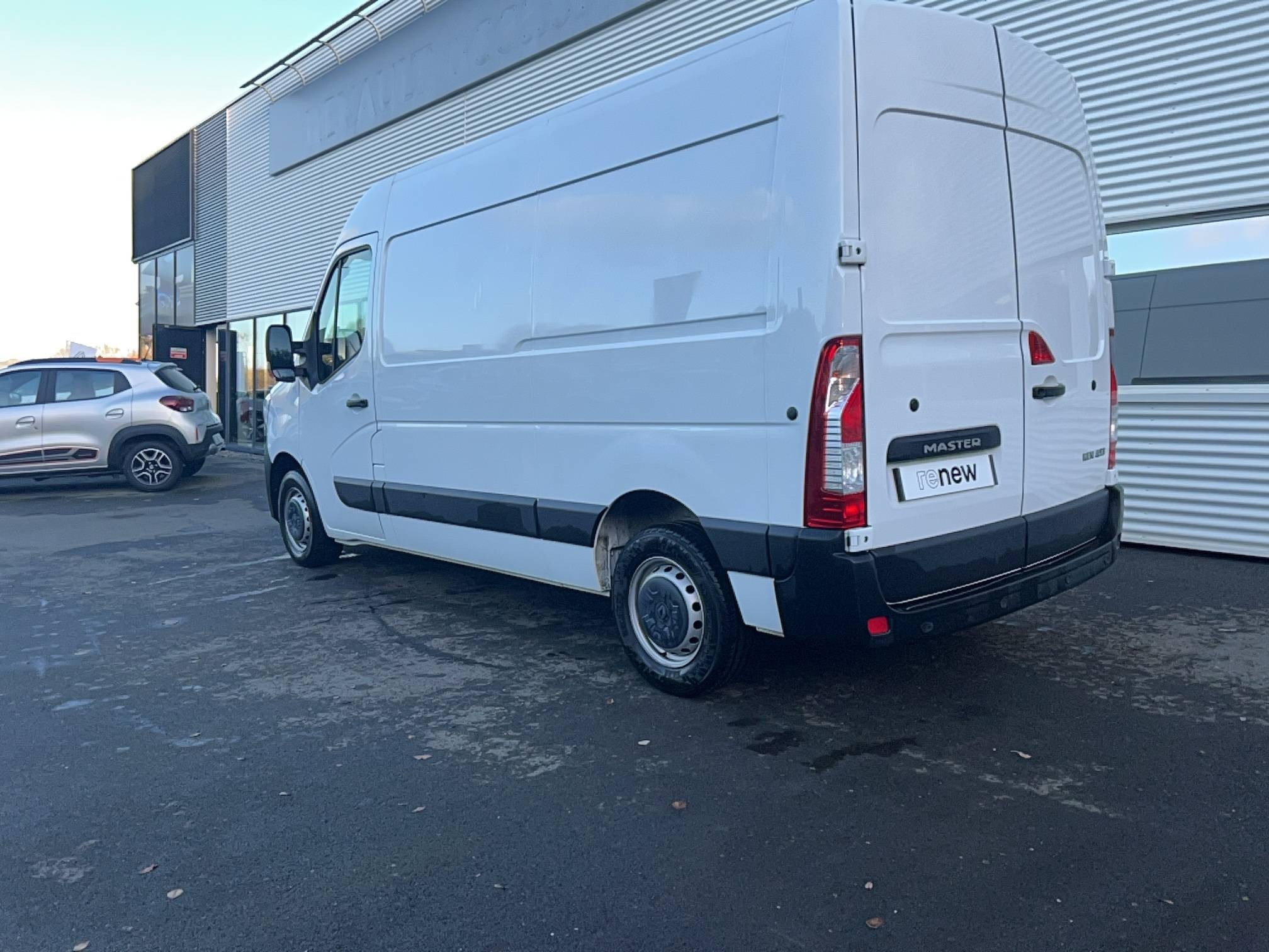 Vente en ligne Renault Master Fourgon MASTER FGN TRAC F3500 L2H2 BLUE DCI 135 au prix de 22 990 €