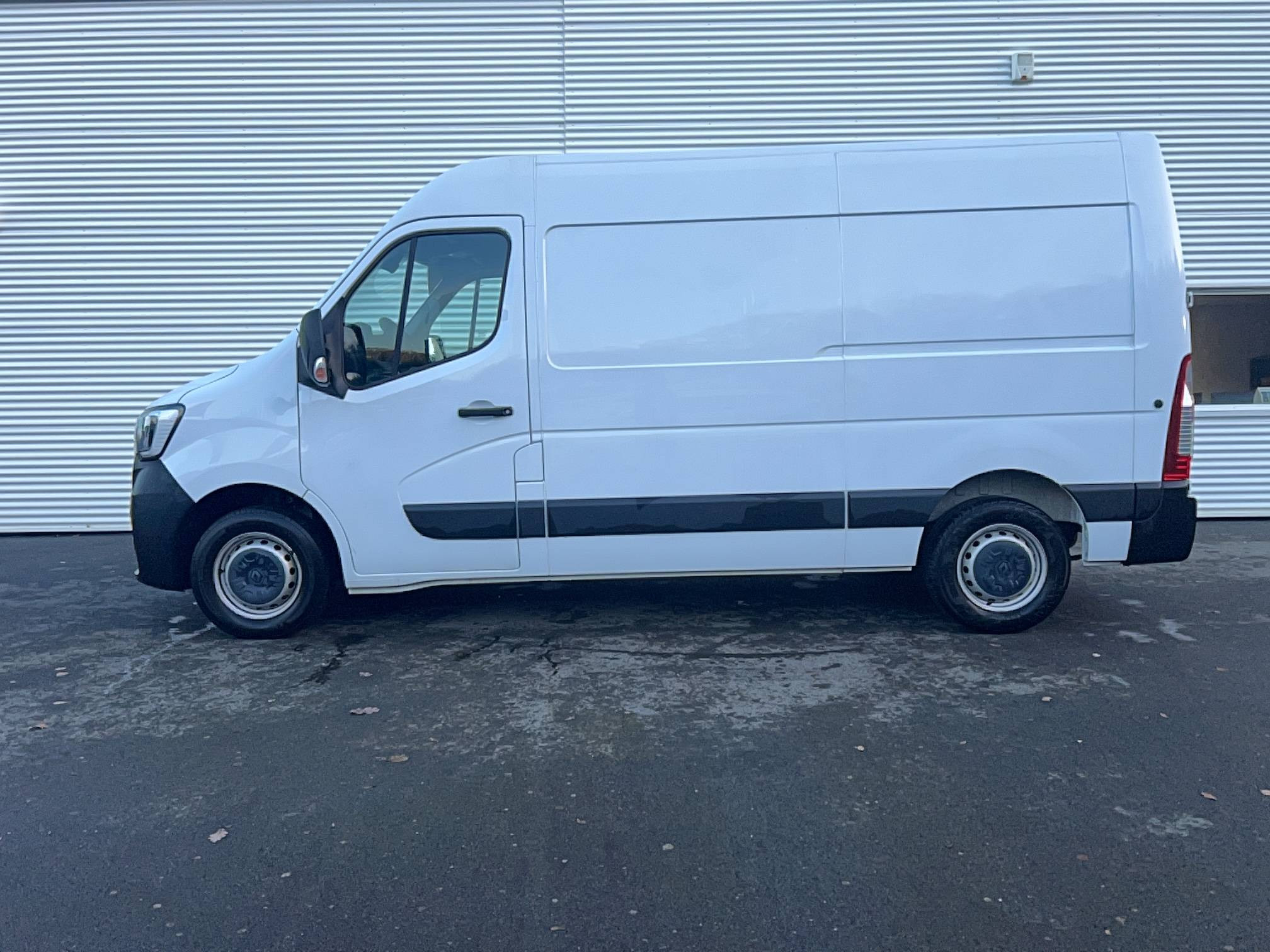 Vente en ligne Renault Master Fourgon MASTER FGN TRAC F3500 L2H2 BLUE DCI 135 au prix de 22 990 €