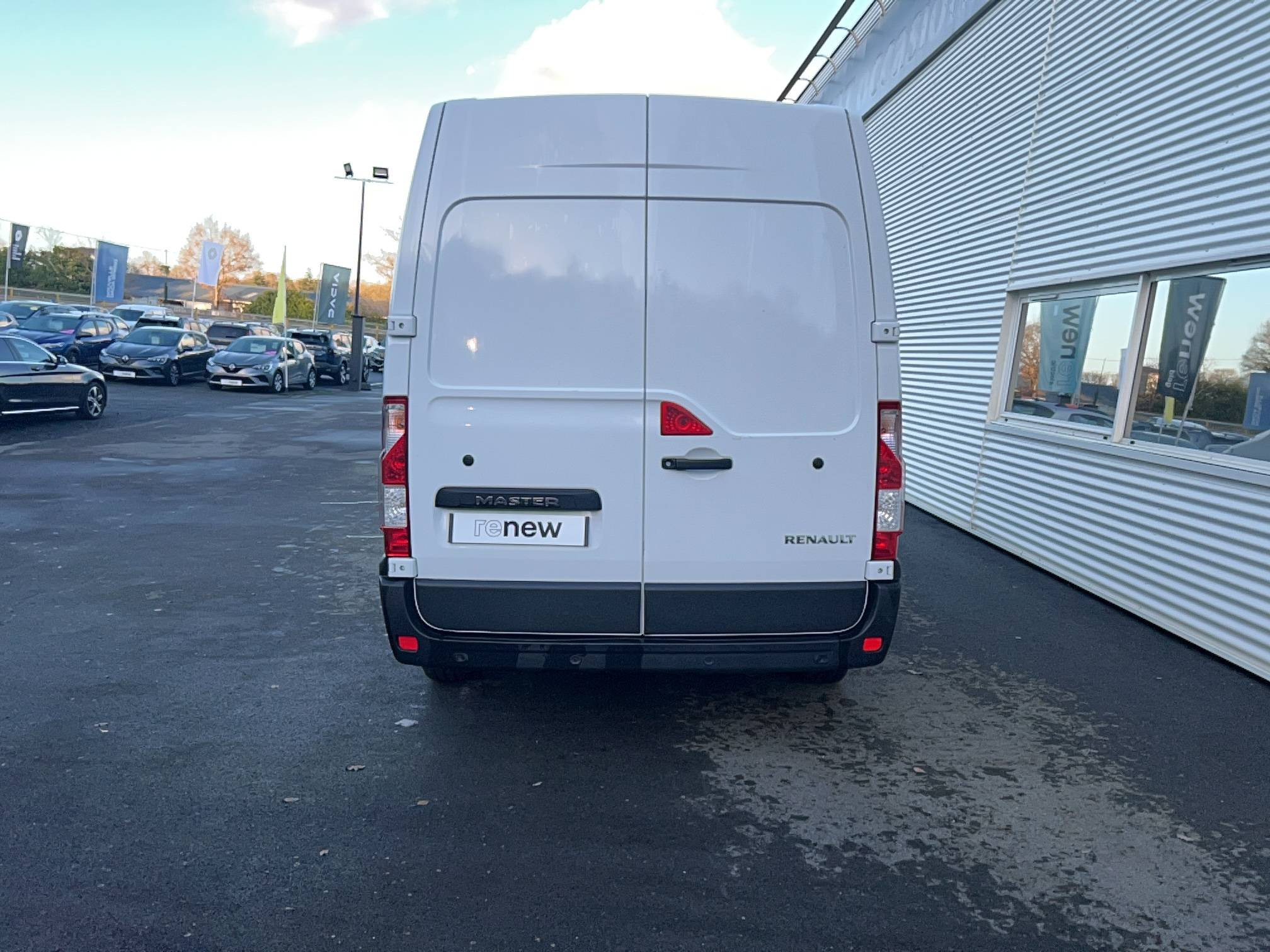 Vente en ligne Renault Master Fourgon MASTER FGN TRAC F3500 L2H2 BLUE DCI 135 au prix de 24 990 €