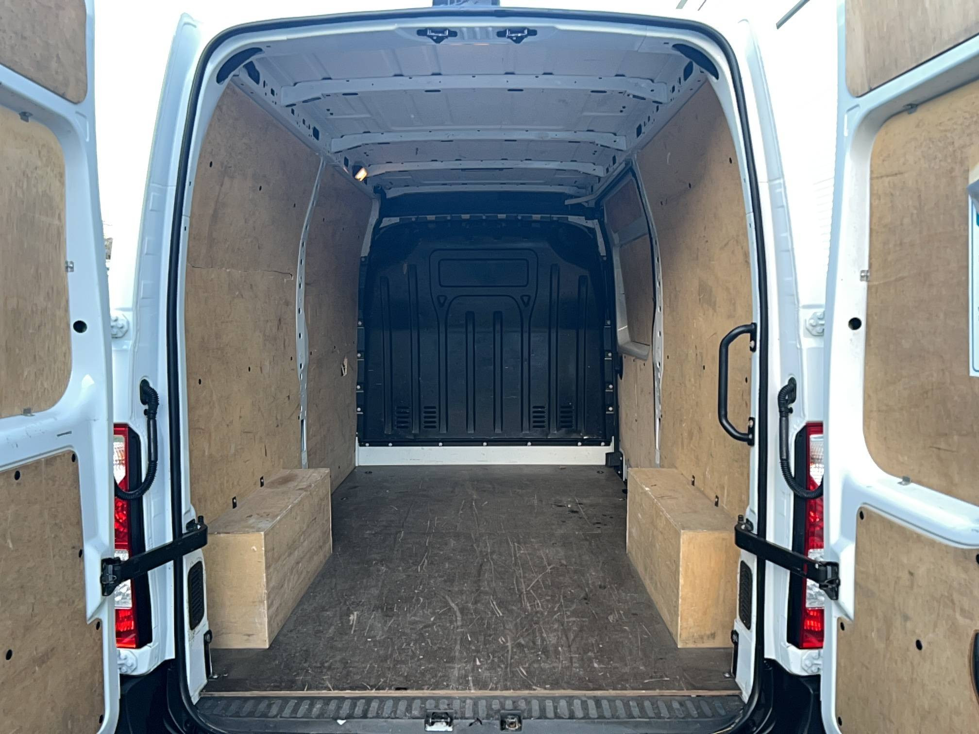 Vente en ligne Renault Master Fourgon MASTER FGN TRAC F3500 L2H2 BLUE DCI 135 au prix de 22 990 €