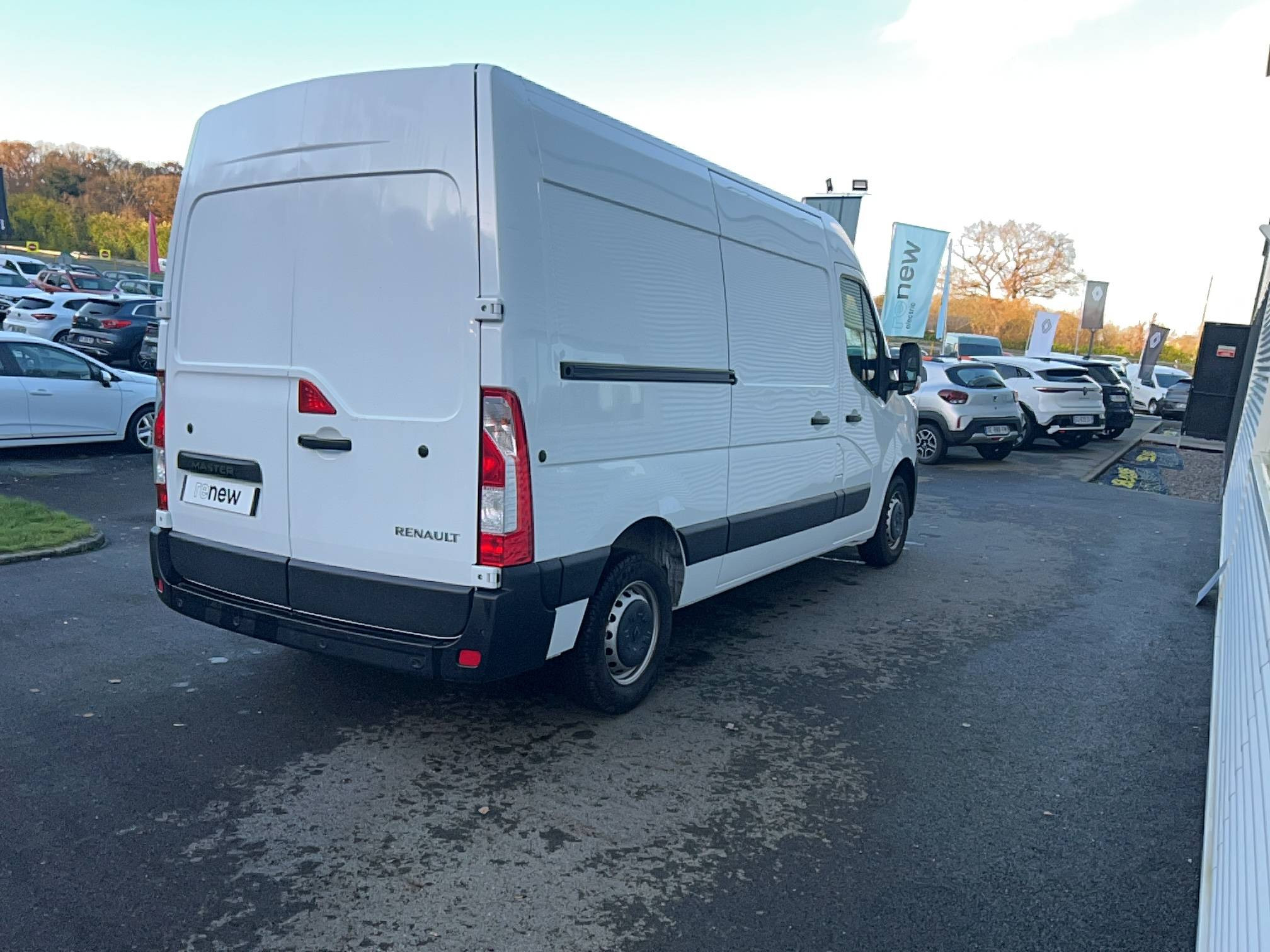 Vente en ligne Renault Master Fourgon MASTER FGN TRAC F3500 L2H2 BLUE DCI 135 au prix de 24 990 €