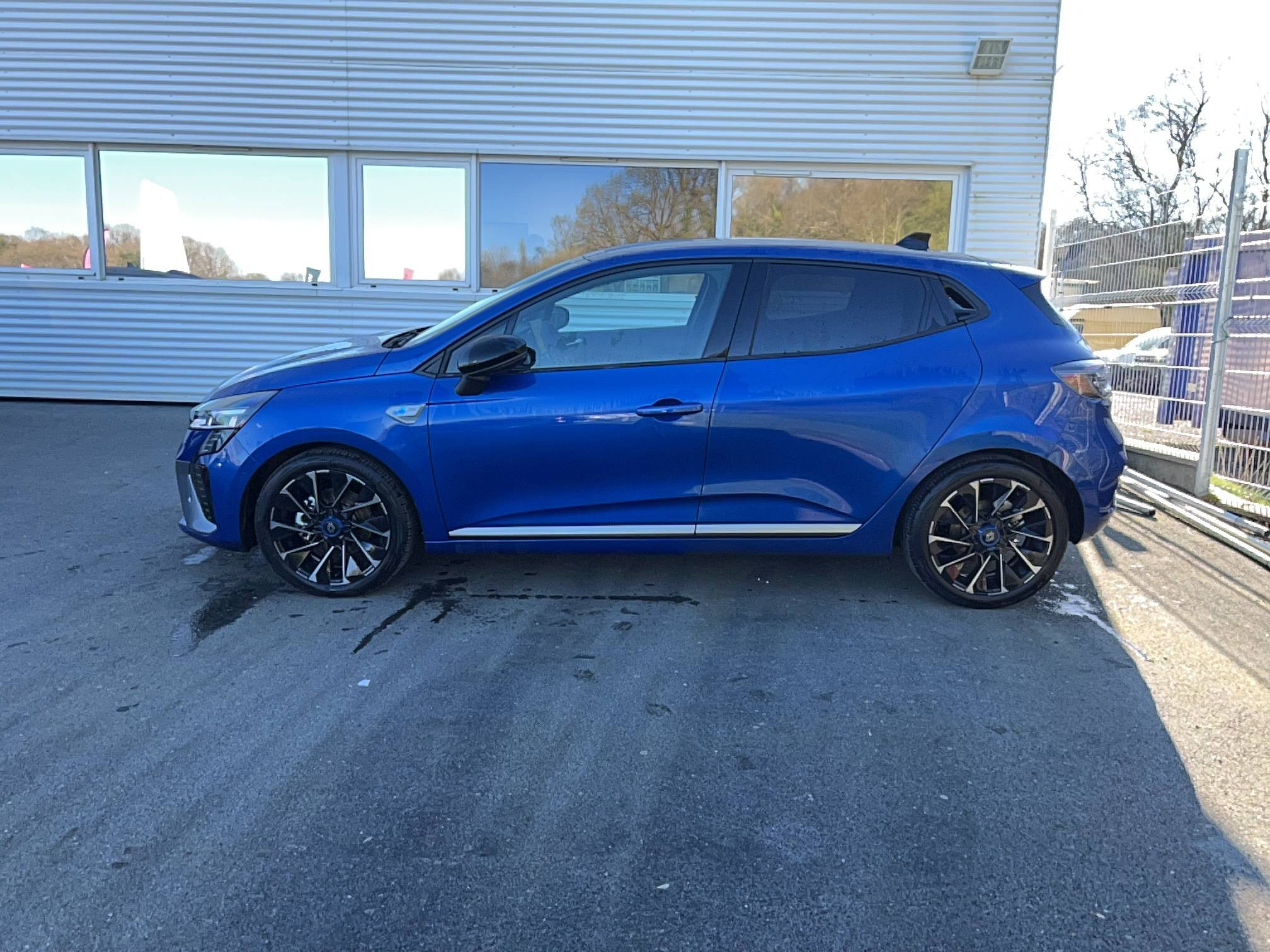 Vente en ligne Renault Clio 5 Clio E-Tech full hybrid 145 au prix de 21 990 €