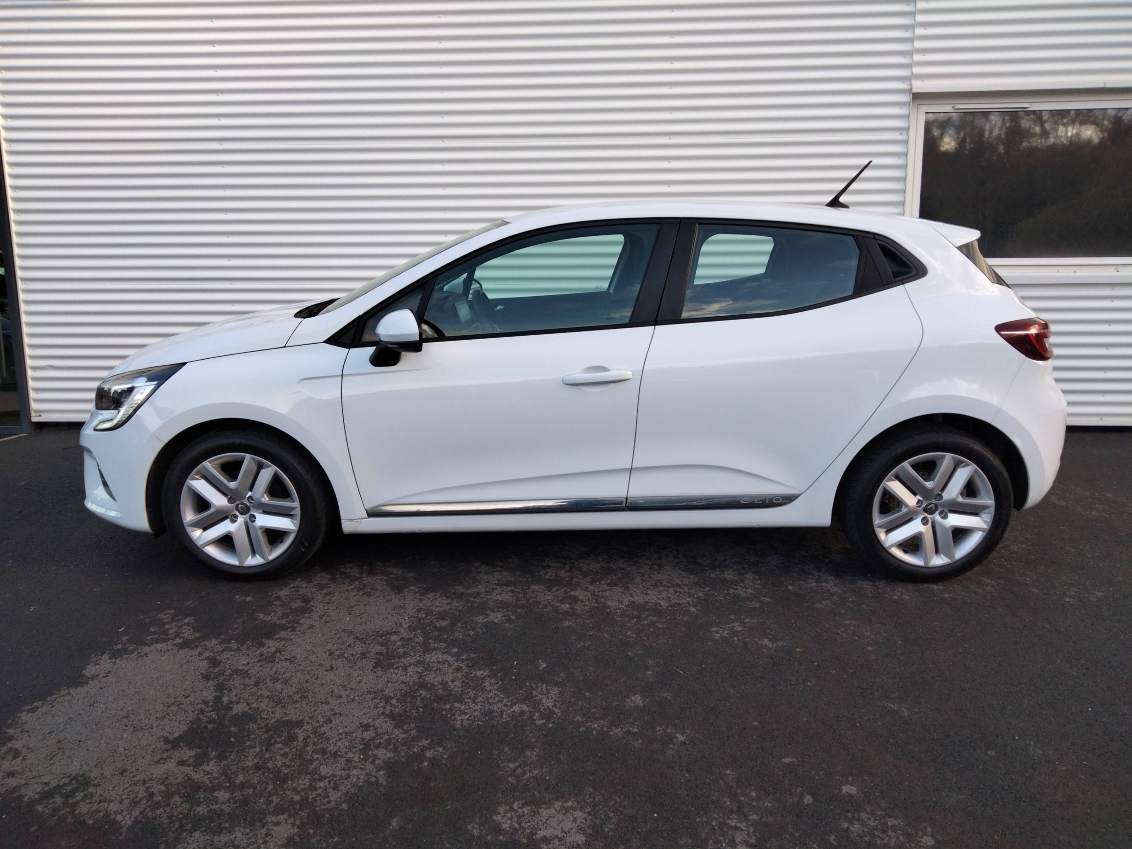 Vente en ligne Renault Clio 5 Clio SCe 65 - 21N au prix de 10 390 €