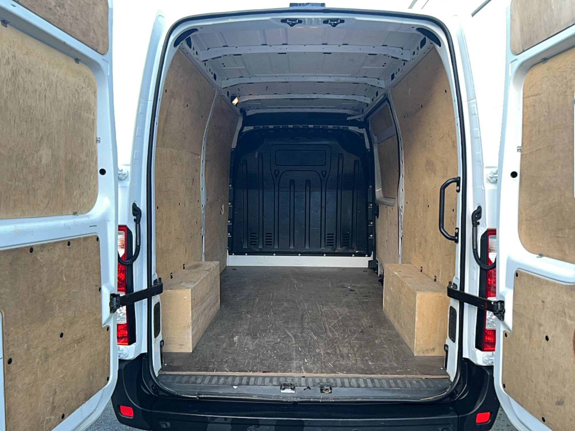 Vente en ligne Renault Master Fourgon MASTER FGN TRAC F3500 L2H2 BLUE DCI 135 au prix de 24 990 €