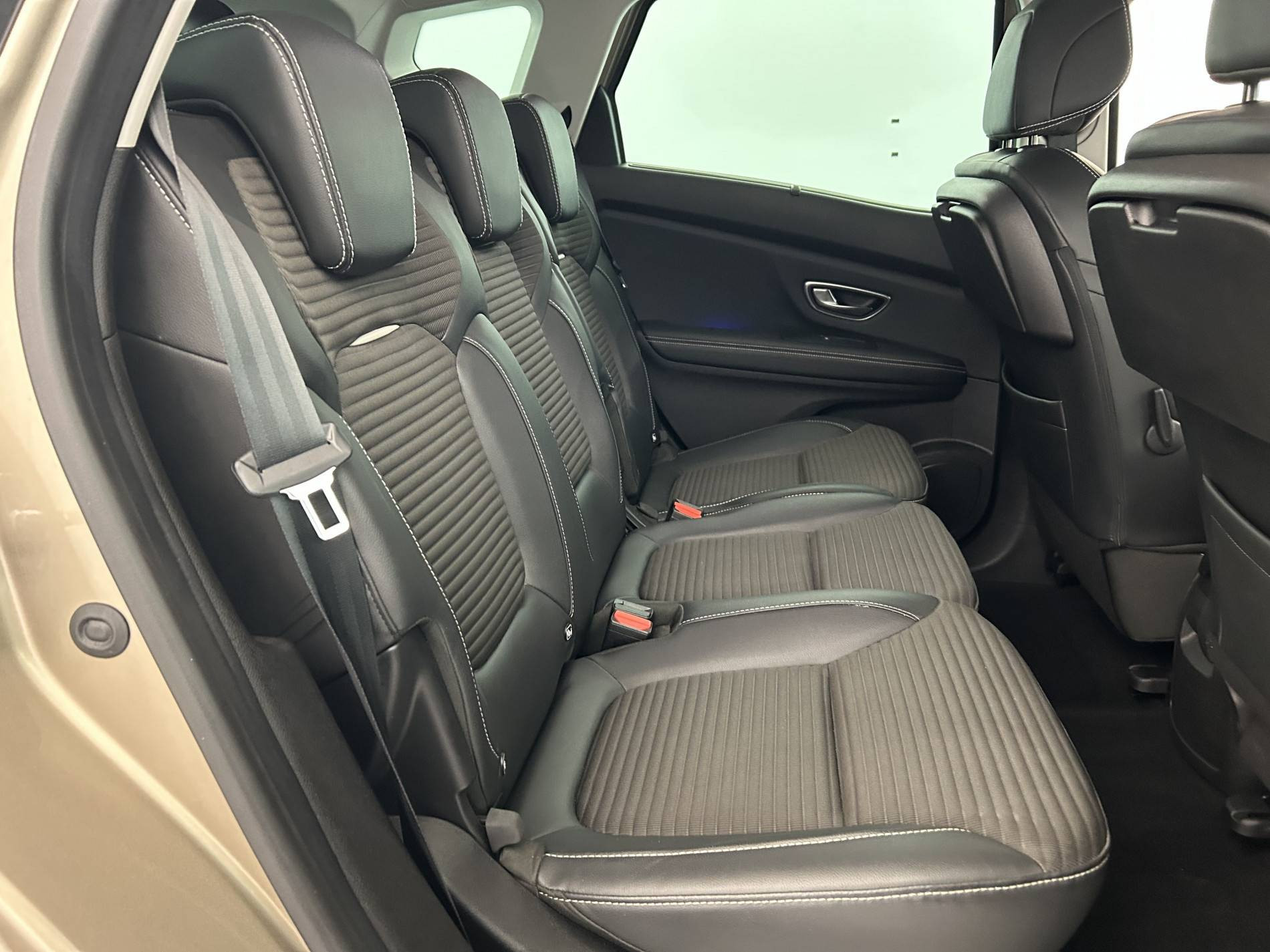 Vente en ligne Renault Scenic 4 Scenic TCe 140 Energy EDC au prix de 16 491 €