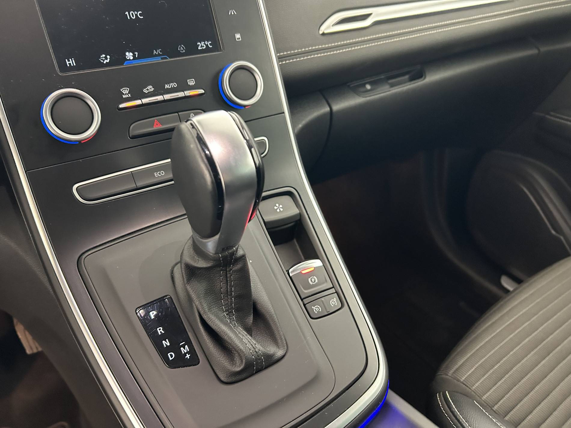 Vente en ligne Renault Scenic 4 Scenic TCe 140 Energy EDC au prix de 16 491 €