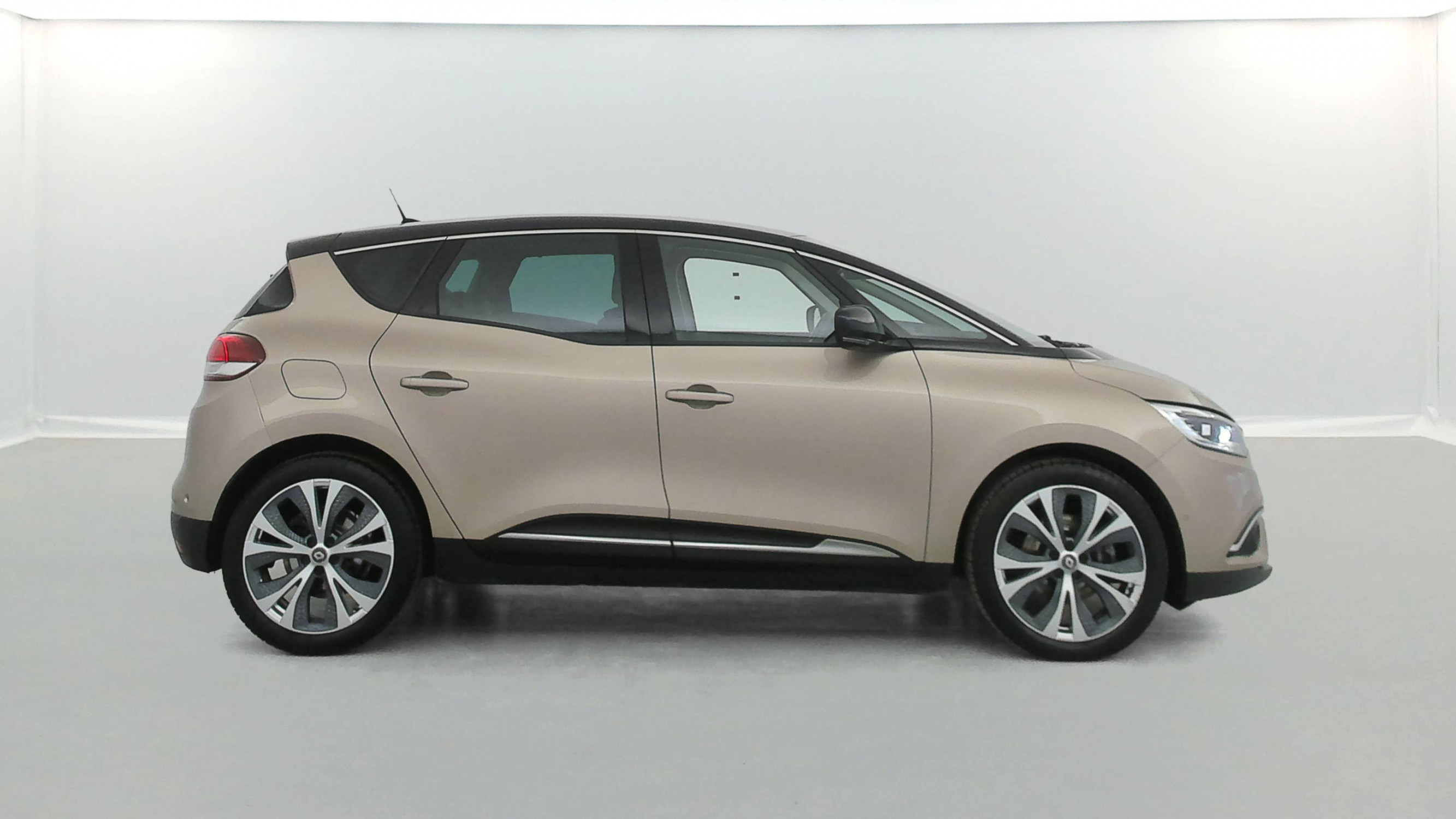 Vente en ligne Renault Scenic 4 Scenic TCe 140 Energy EDC au prix de 16 491 €