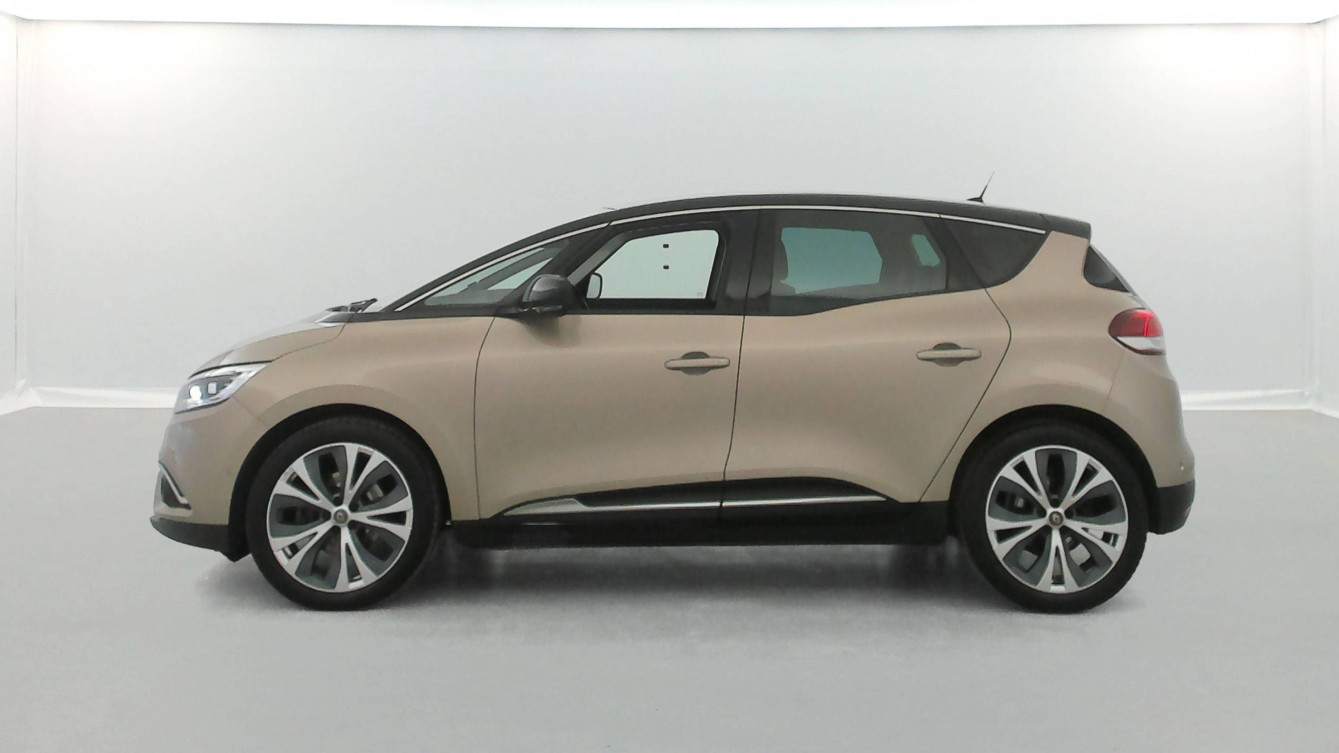 Vente en ligne Renault Scenic 4 Scenic TCe 140 Energy EDC au prix de 16 491 €