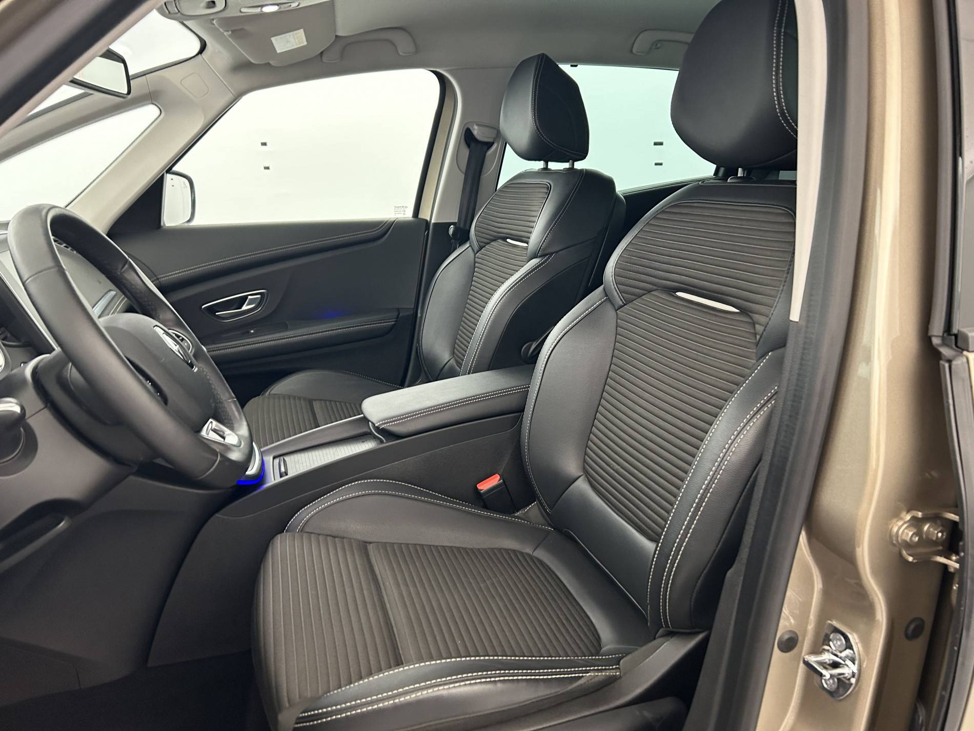 Vente en ligne Renault Scenic 4 Scenic TCe 140 Energy EDC au prix de 16 491 €