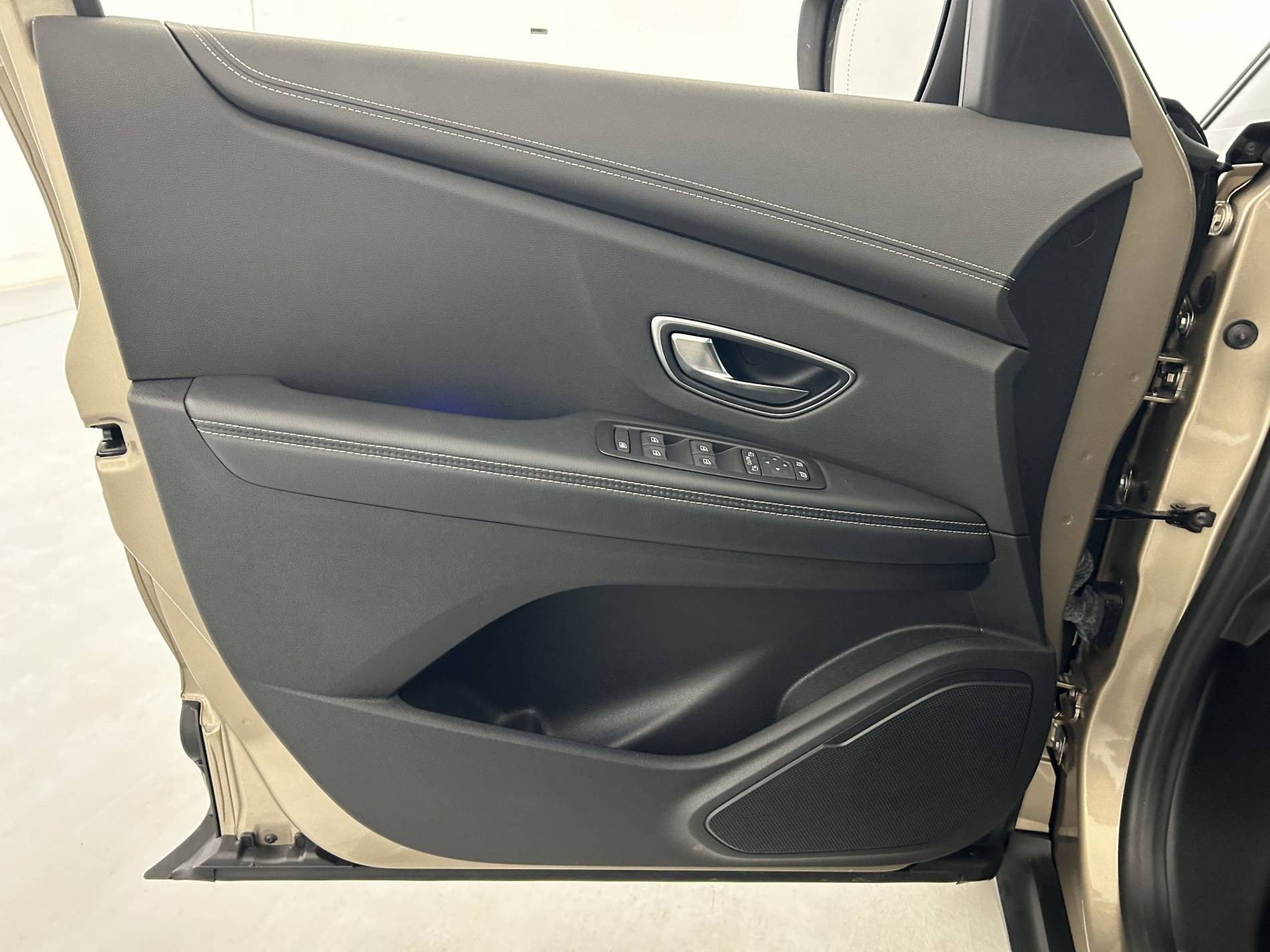 Vente en ligne Renault Scenic 4 Scenic TCe 140 Energy EDC au prix de 16 491 €