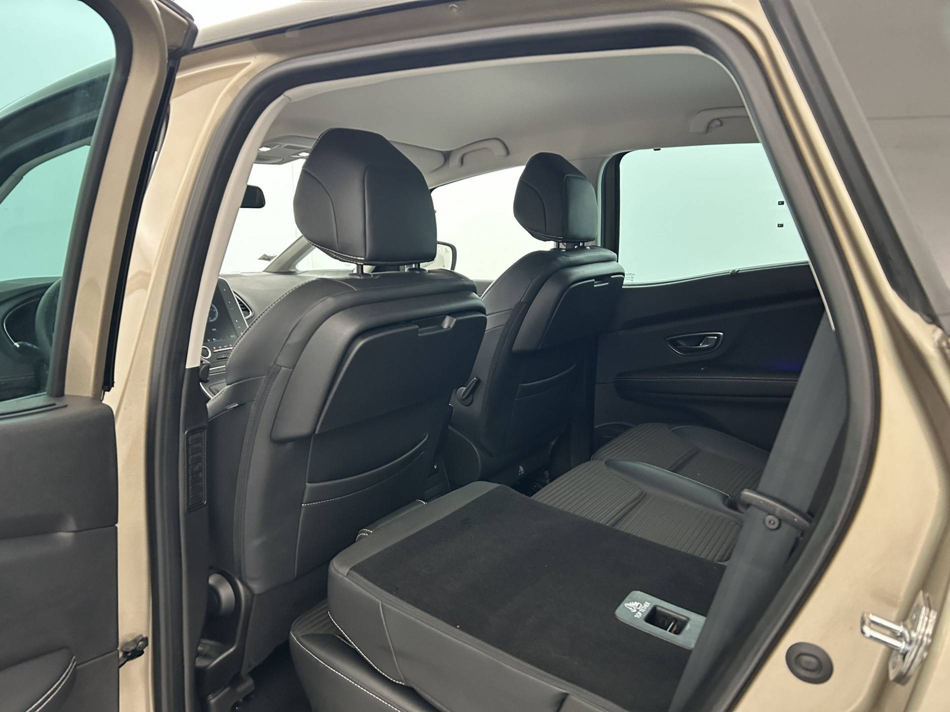 Vente en ligne Renault Scenic 4 Scenic TCe 140 Energy EDC au prix de 16 491 €