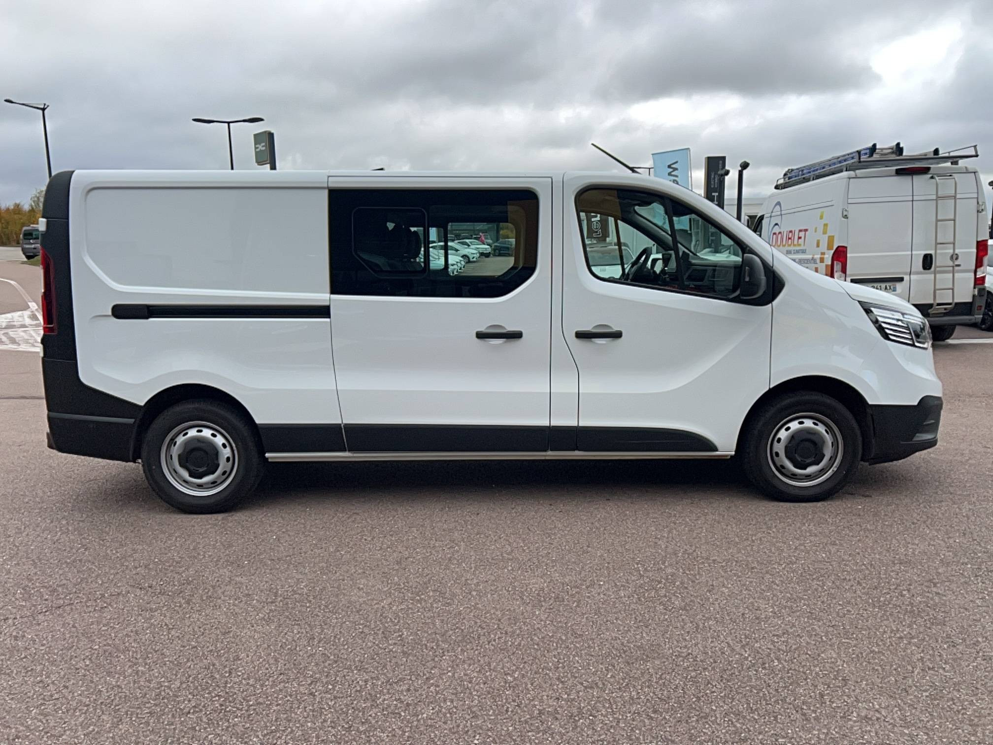 Vente en ligne Renault Trafic Cabine Approfondie TRAFIC CA L2H1 3T BLUE DCI 150 AUTO au prix de 37 490 €