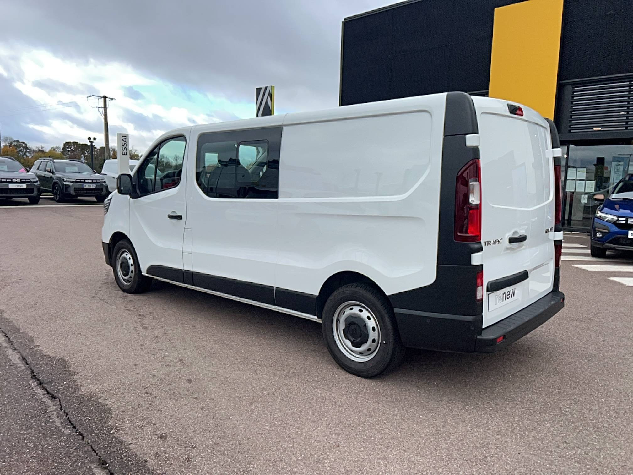 Vente en ligne Renault Trafic Cabine Approfondie TRAFIC CA L2H1 3T BLUE DCI 150 AUTO au prix de 37 490 €