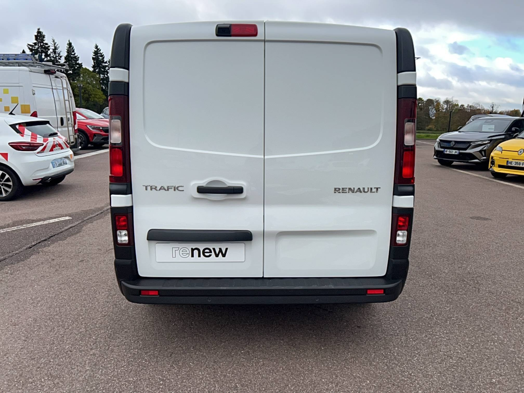 Vente en ligne Renault Trafic Cabine Approfondie TRAFIC CA L2H1 3T BLUE DCI 150 AUTO au prix de 37 490 €