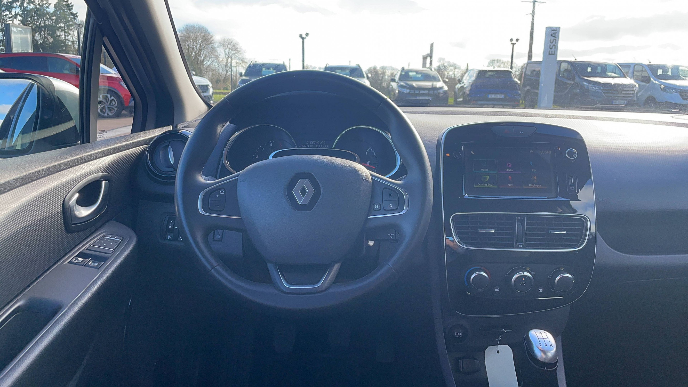 Vente en ligne Renault Clio 4 Clio dCi 90 E6C au prix de 11 790 €