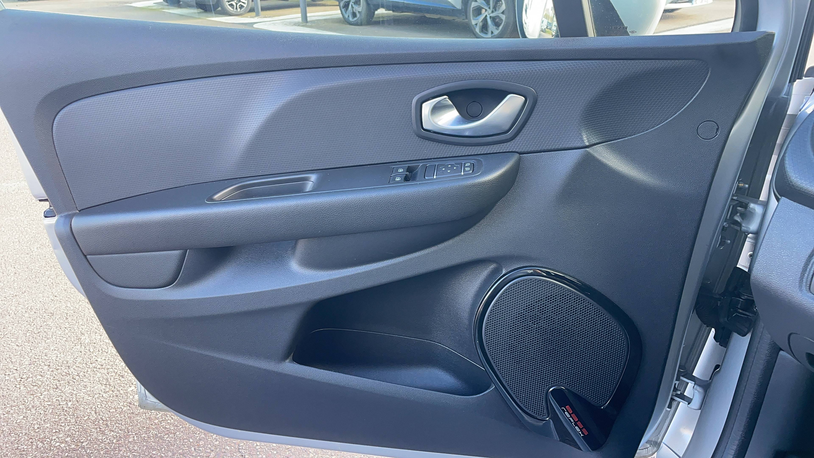 Vente en ligne Renault Clio 4 Clio dCi 90 E6C au prix de 11 790 €