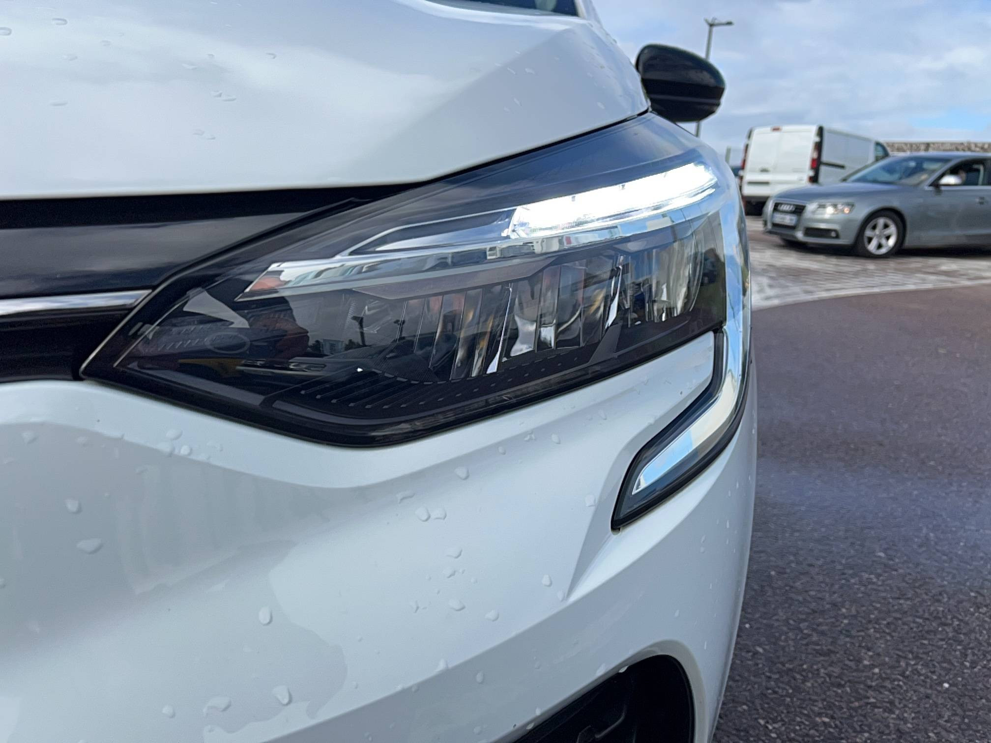 Vente en ligne Renault Clio 5 Clio E-Tech full hybrid 145 au prix de 16 191 €