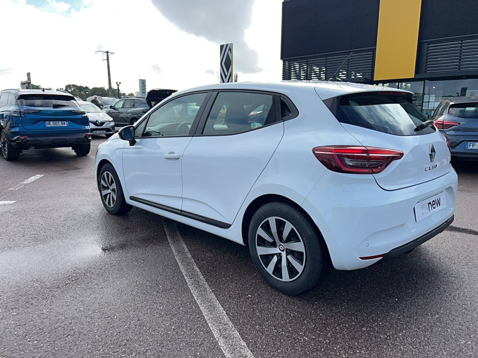 Vente en ligne Renault Clio 5 Clio E-Tech full hybrid 145 au prix de 16 191 €